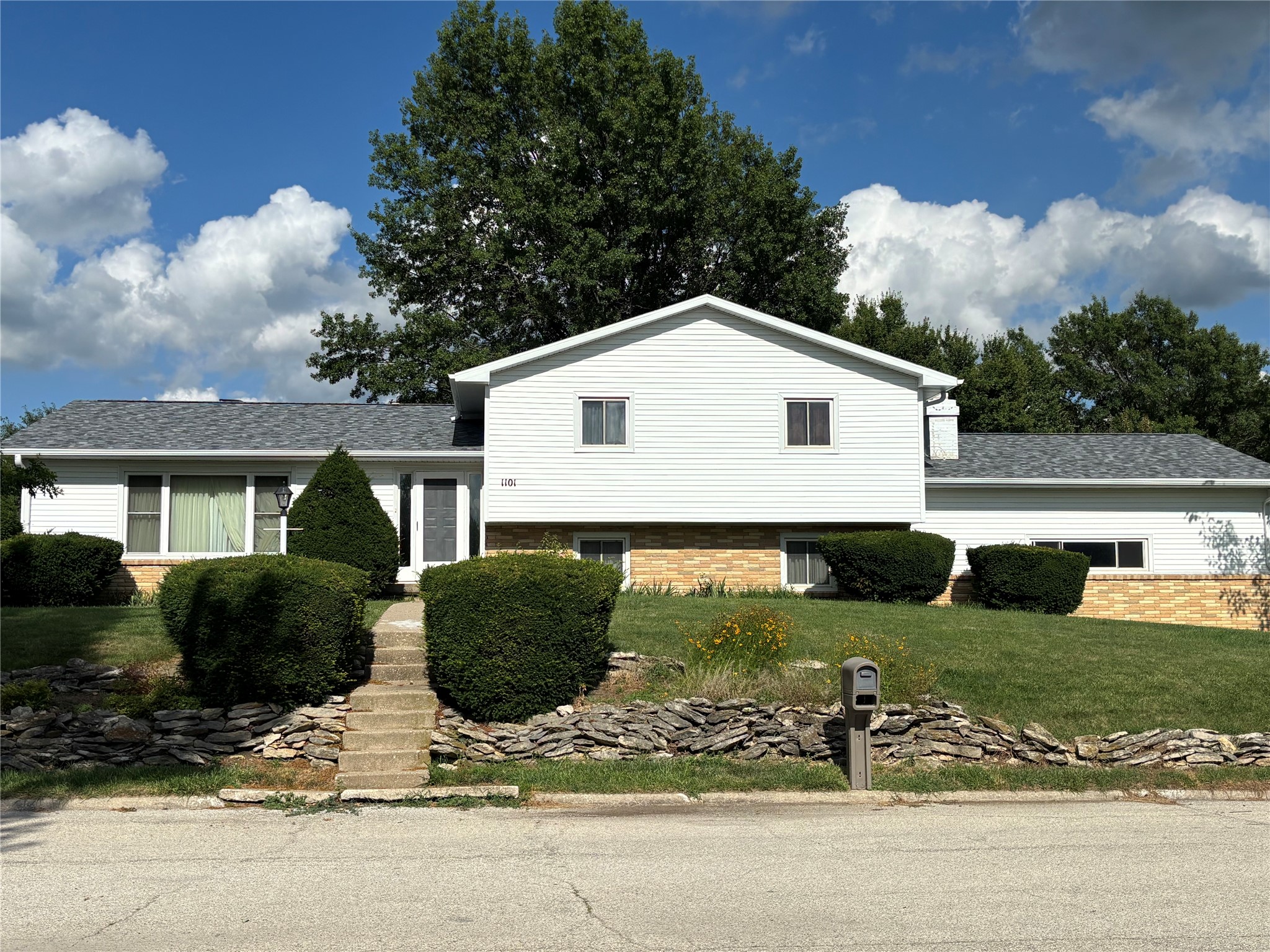 1101 Westview Drive Property Photo 1