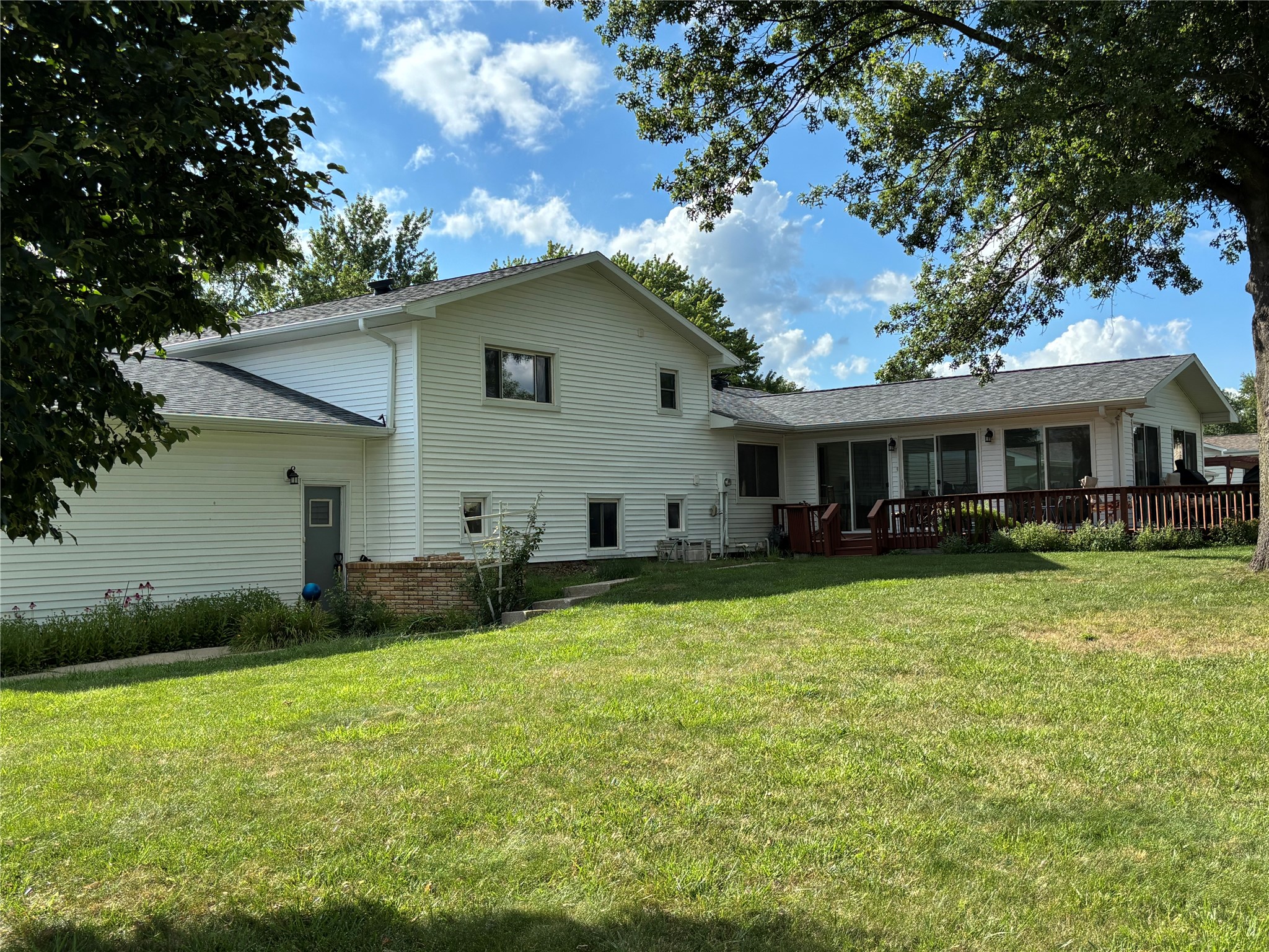 1101 Westview Drive Property Photo 2
