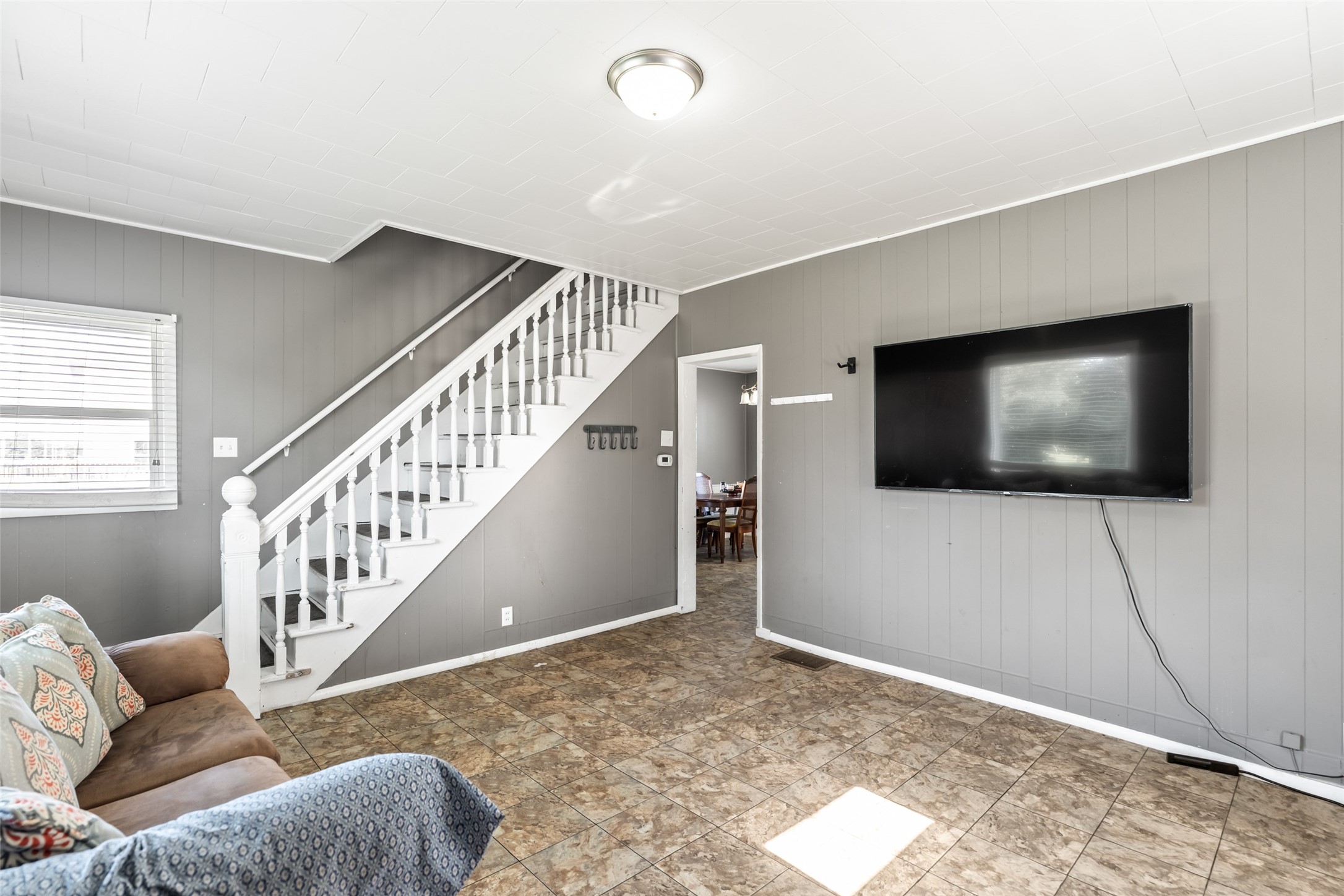 107 Riverside Street Property Photo 4