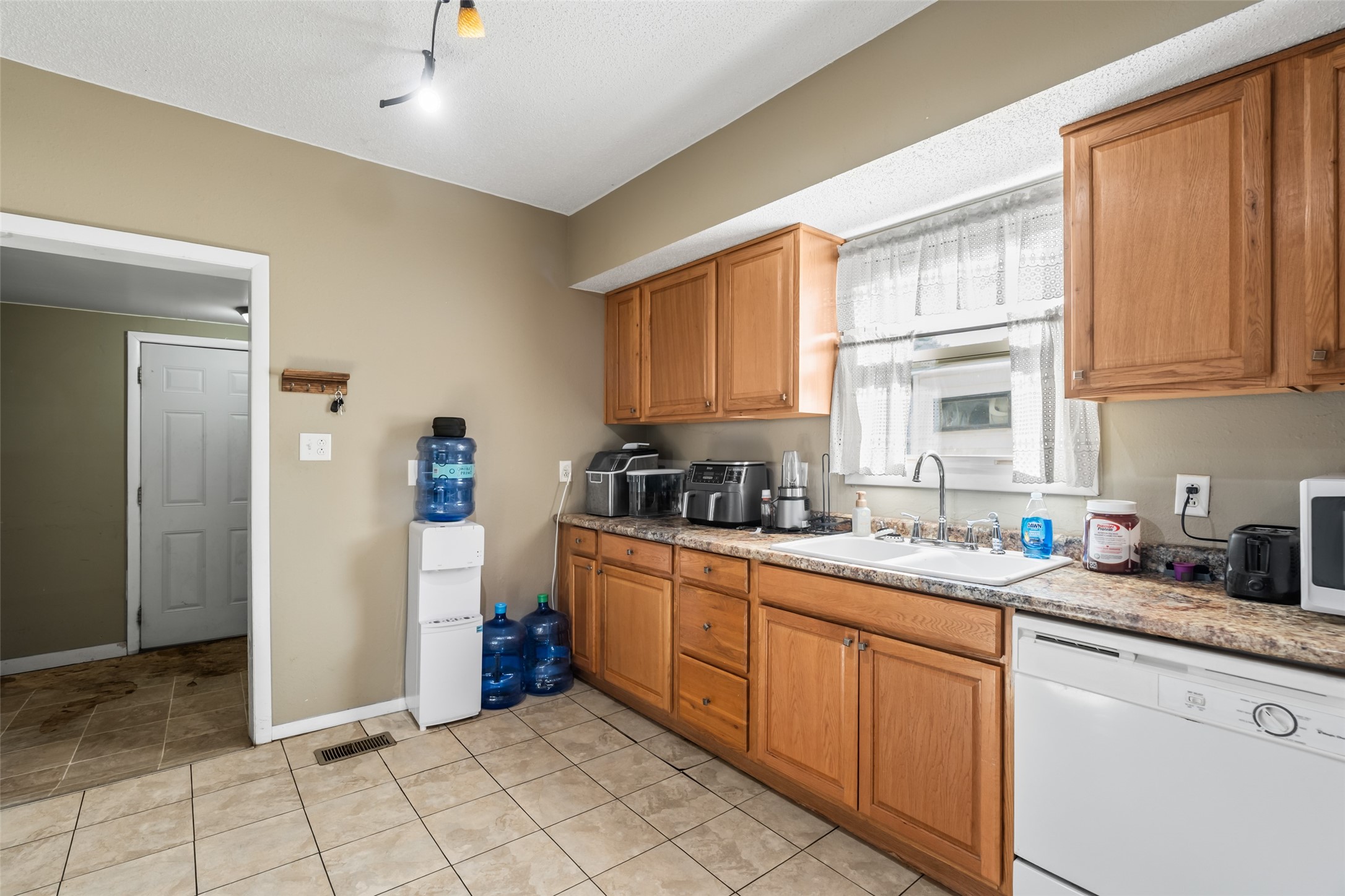 107 Riverside Street Property Photo 8