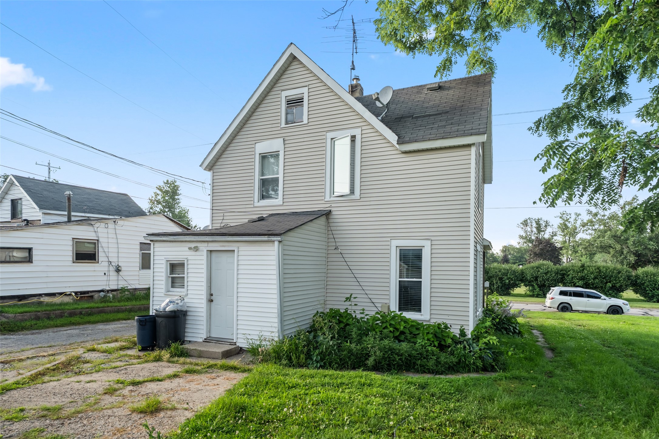 107 Riverside Street Property Photo 25