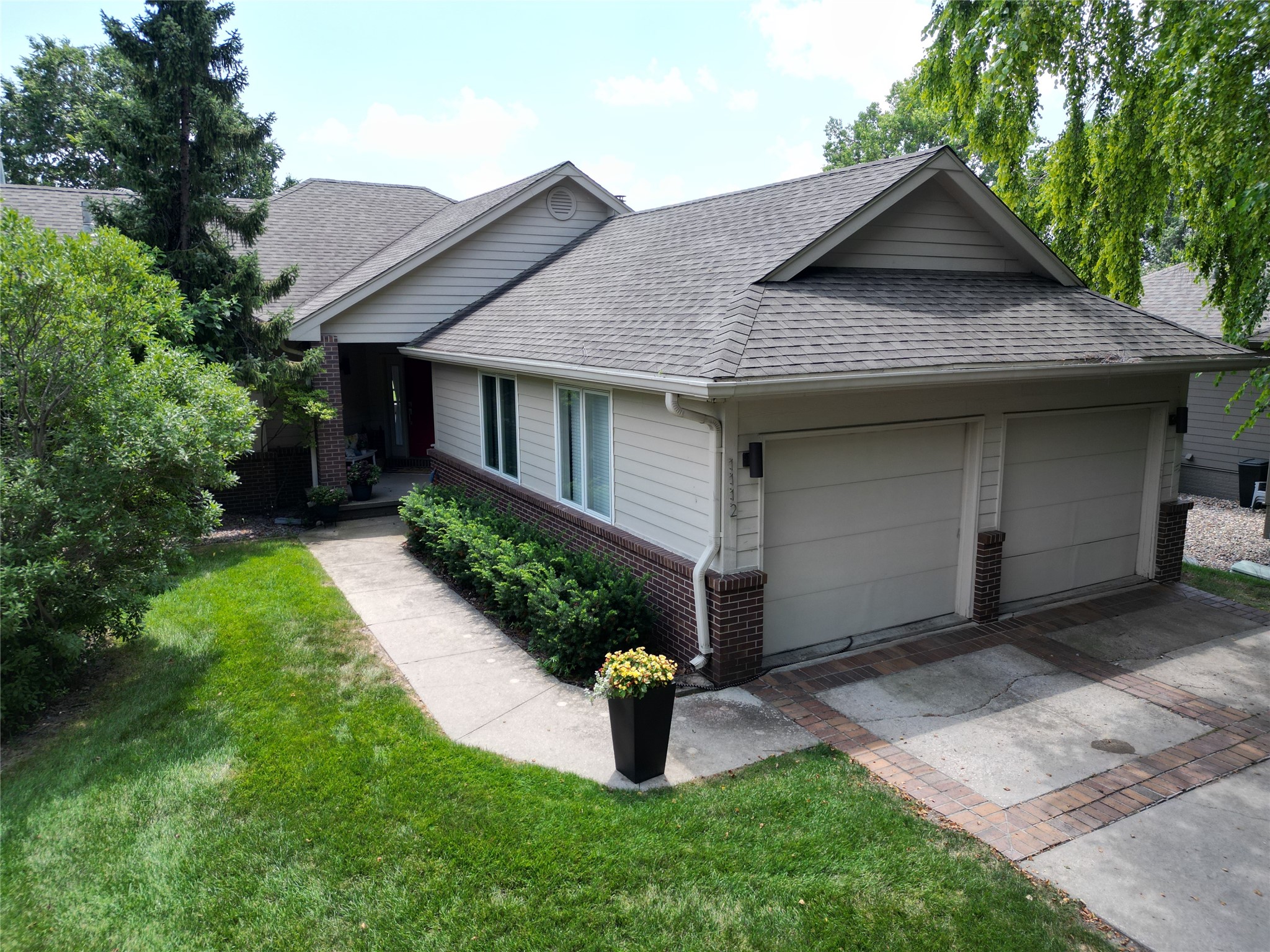 1112 Glen Oaks Drive Property Photo 1