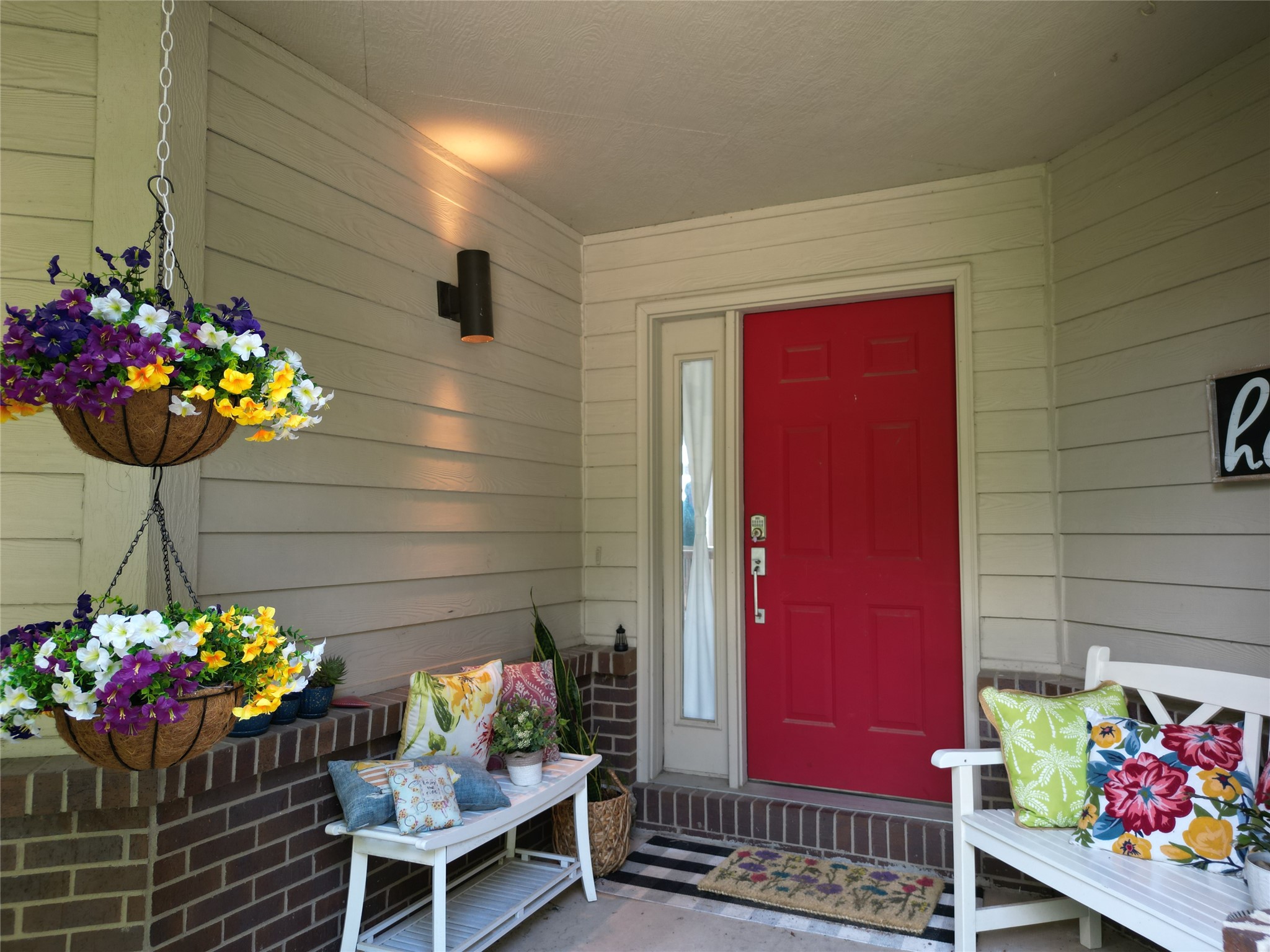 1112 Glen Oaks Drive Property Photo 2