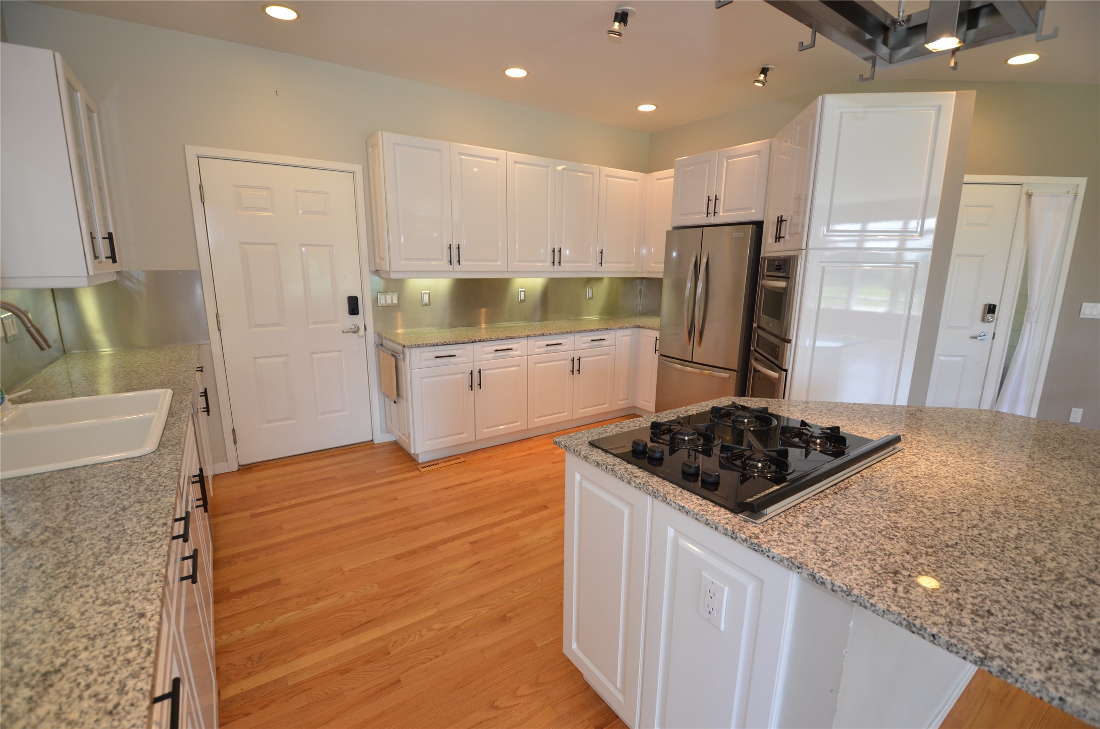1112 Glen Oaks Drive Property Photo 4