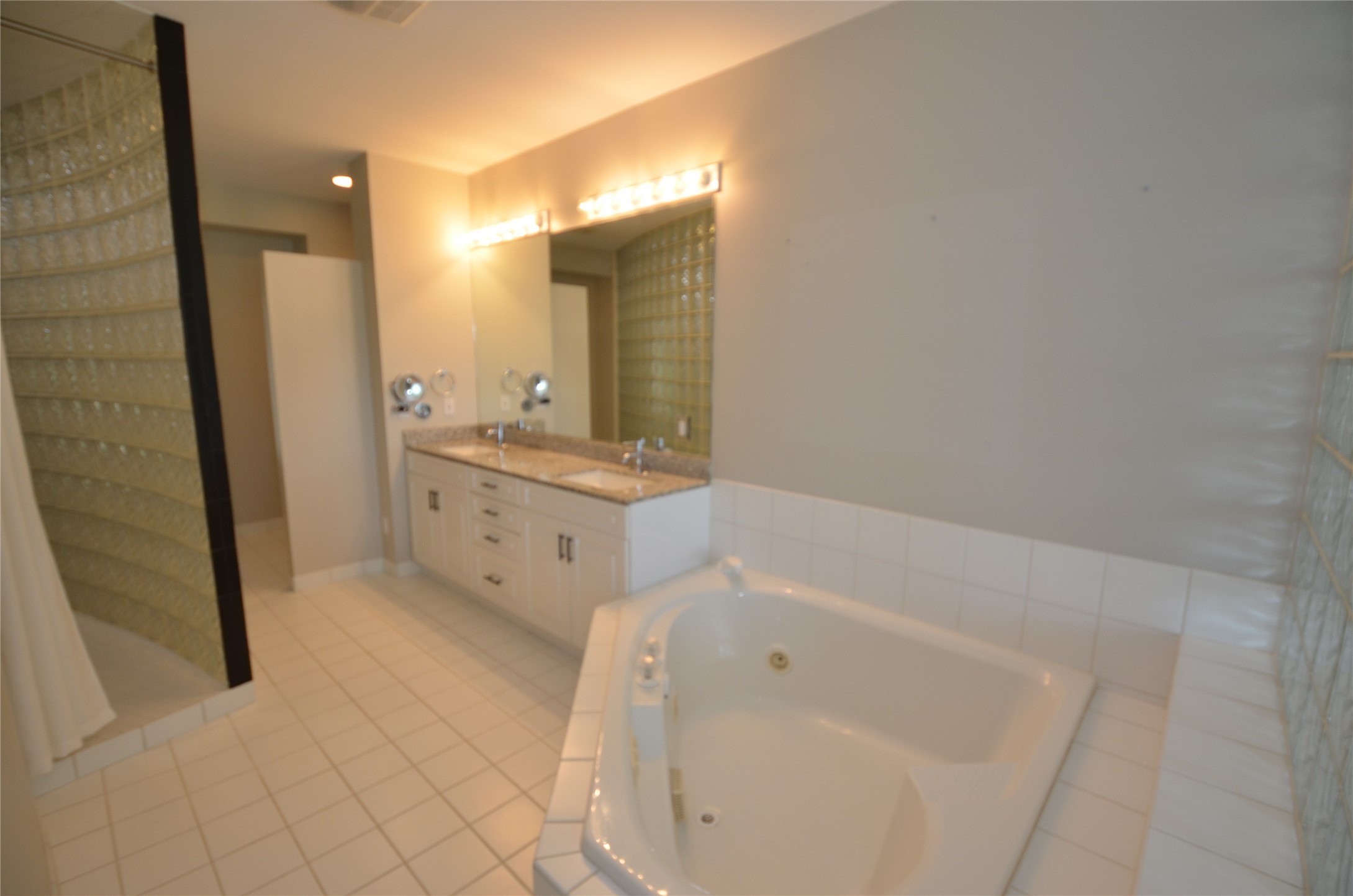 1112 Glen Oaks Drive Property Photo 10
