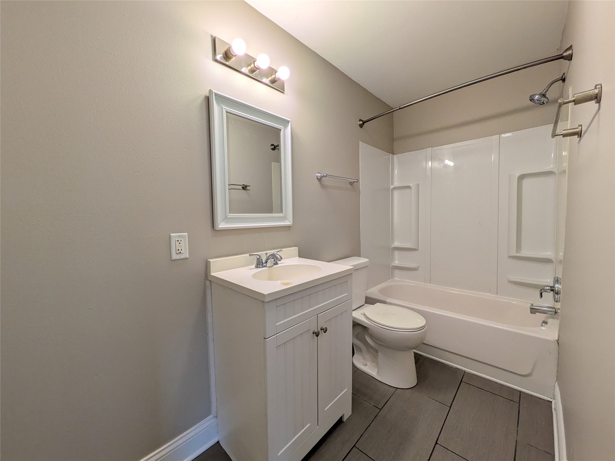 240 E Dunham Avenue Property Photo 3