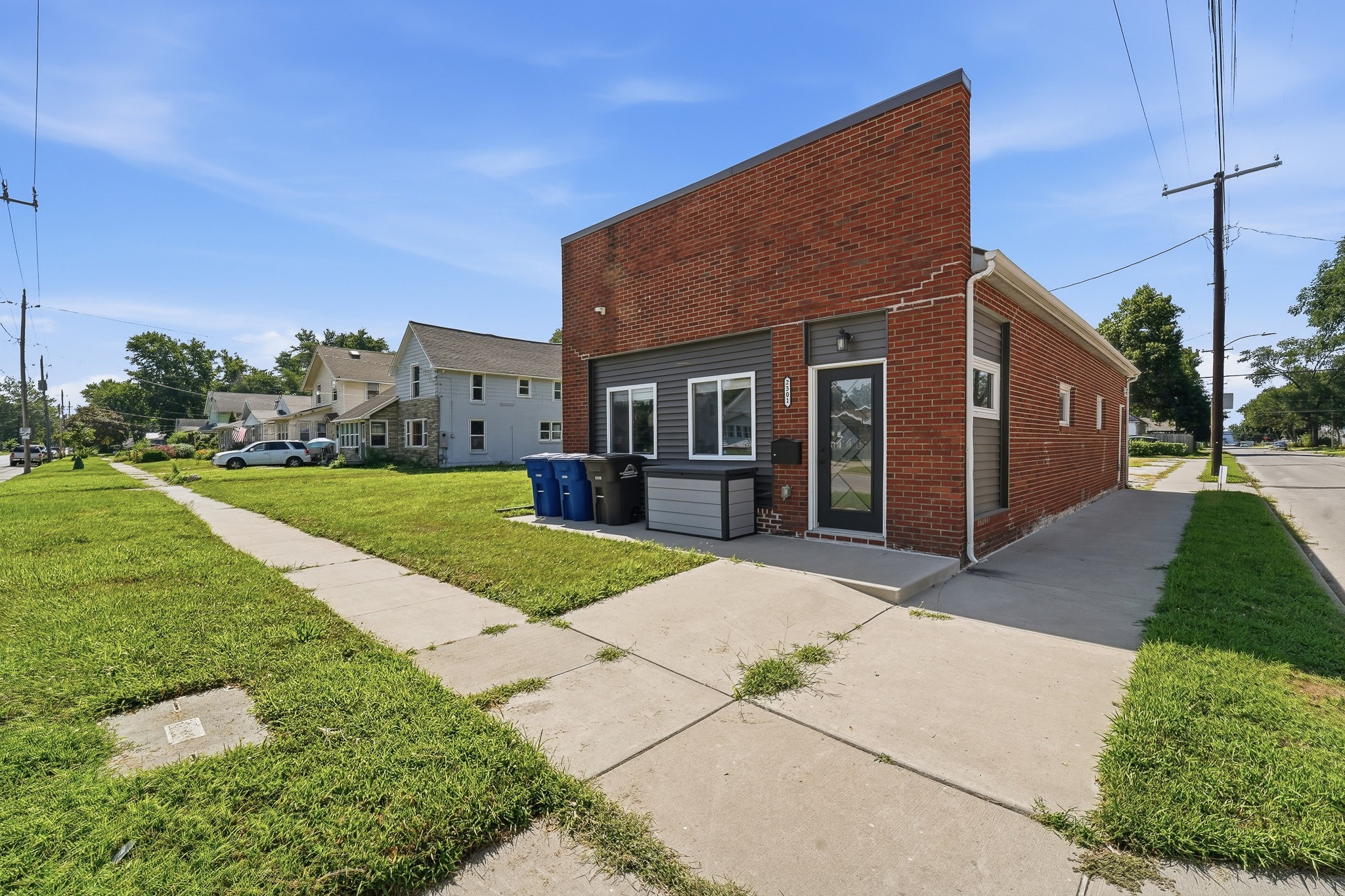 2301 E Grand Avenue Property Photo 1