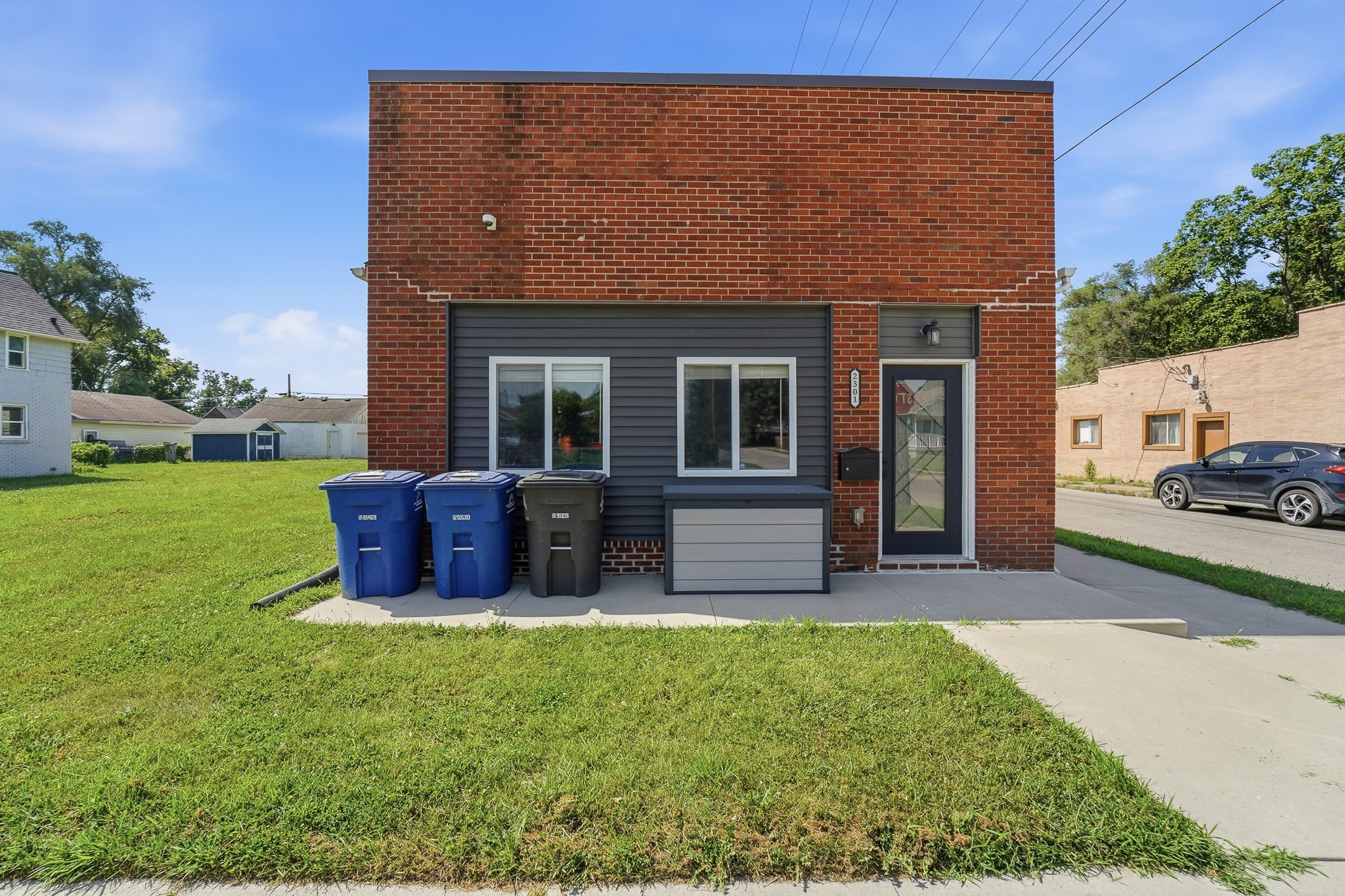 2301 E Grand Avenue Property Photo 2
