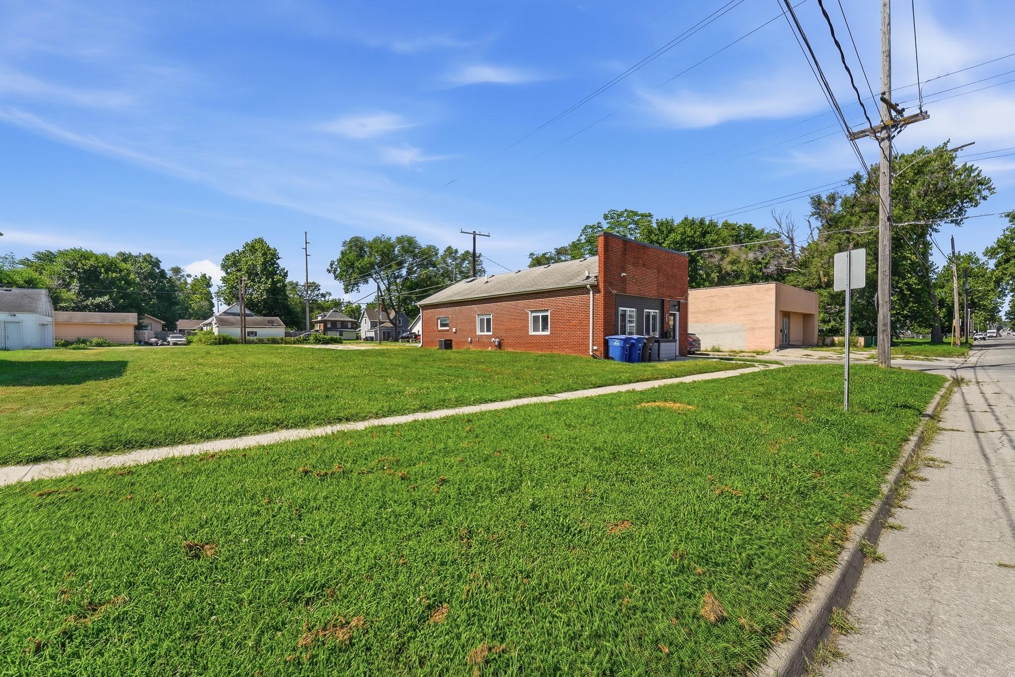 2301 E Grand Avenue Property Photo 3