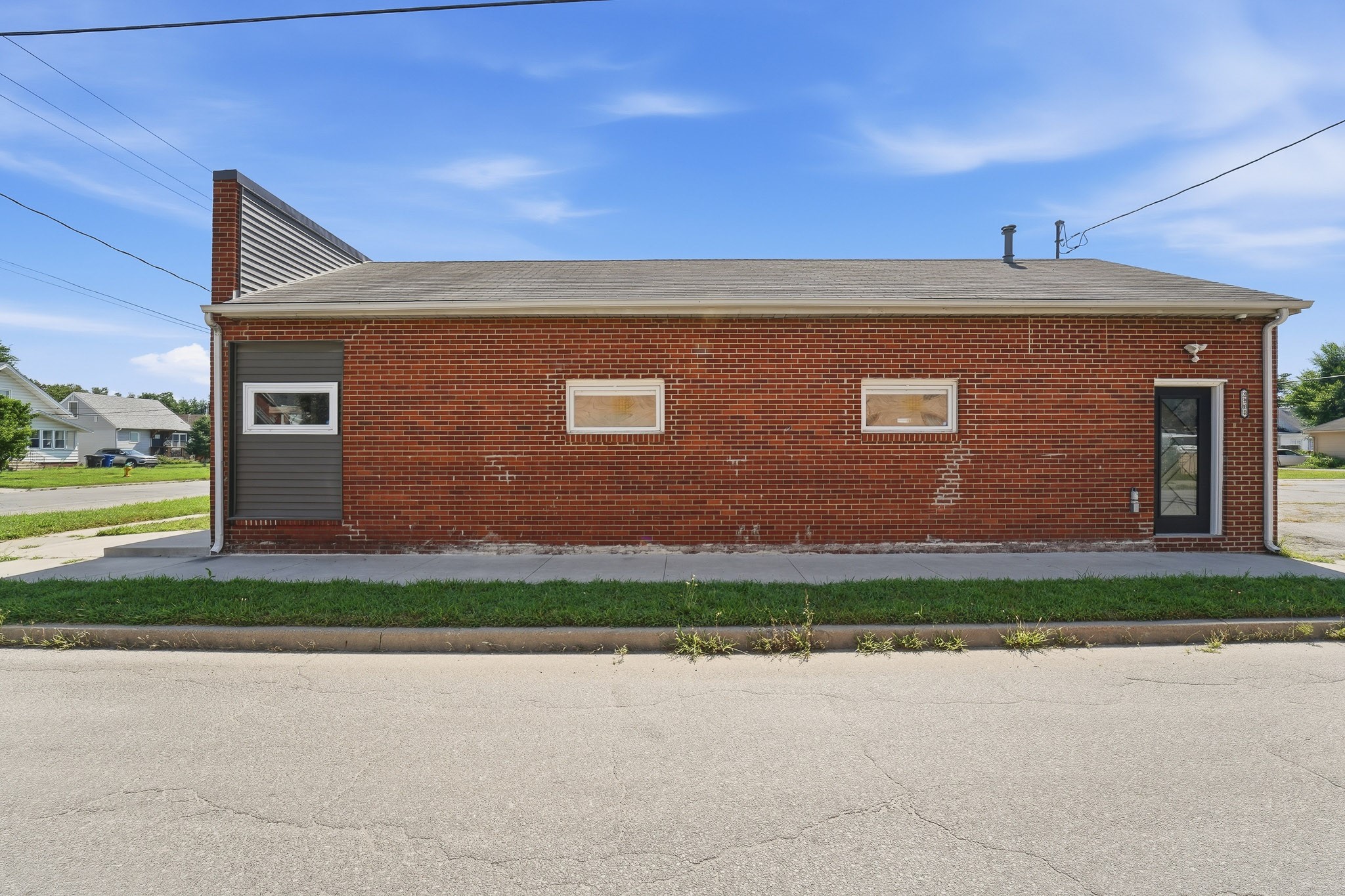 2301 E Grand Avenue Property Photo 6