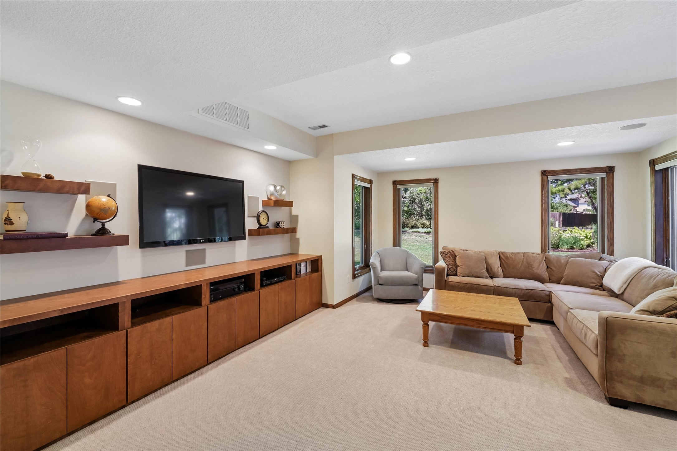 5773 Coachlight Court Property Photo 24