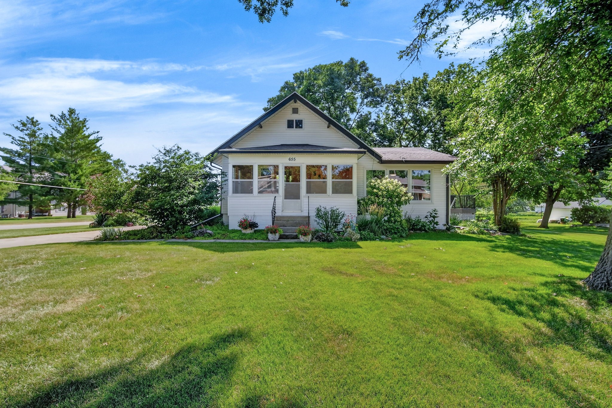 655 2nd Street Property Photo 2