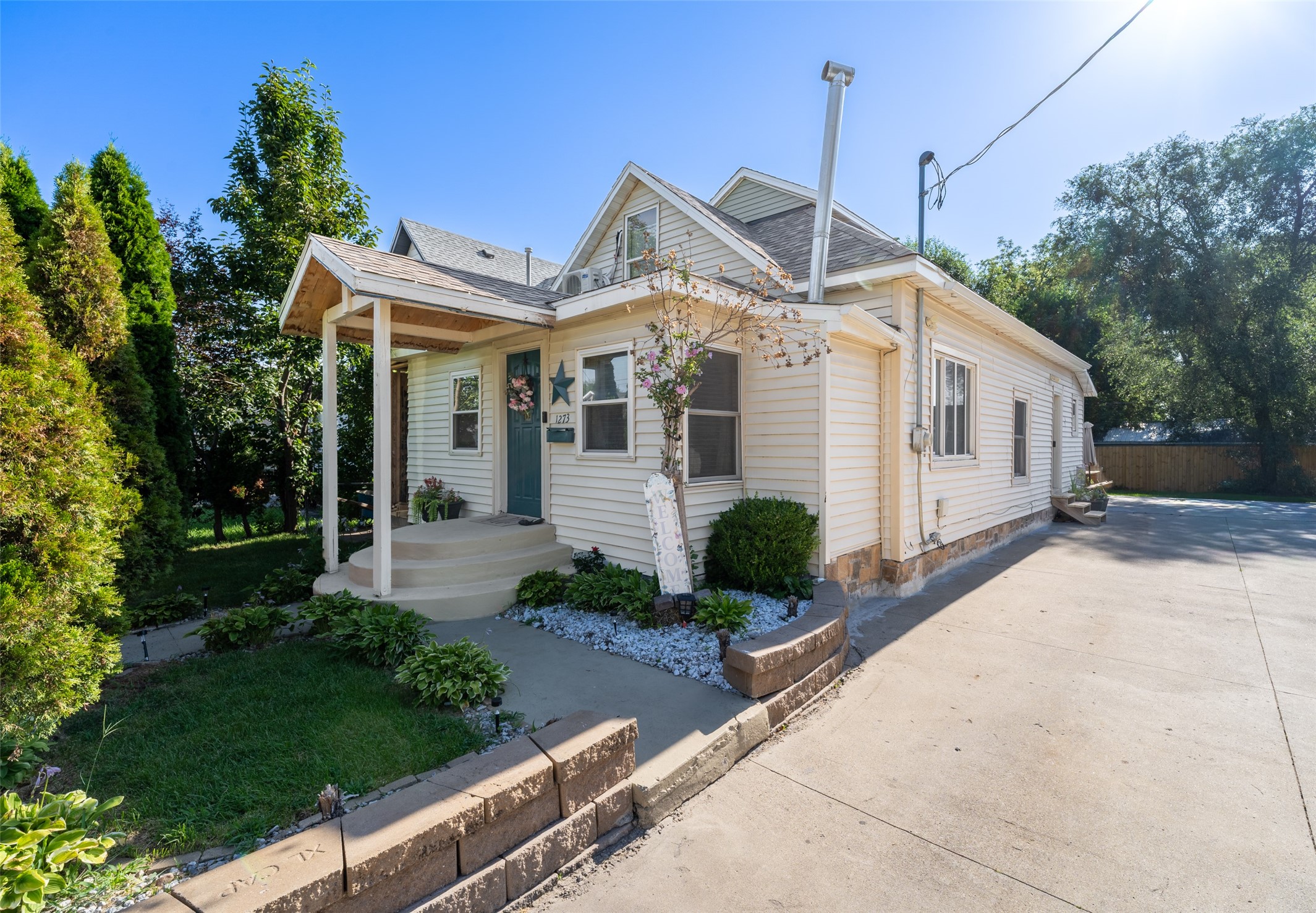 1273 E 18th Street Property Photo 2