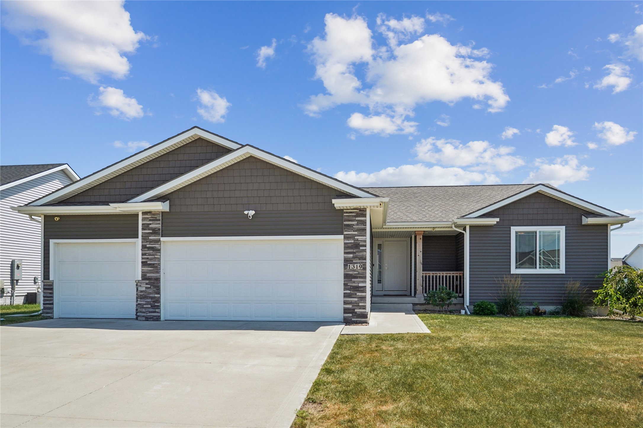 1319 NW Reinhart Drive Property Photo 1