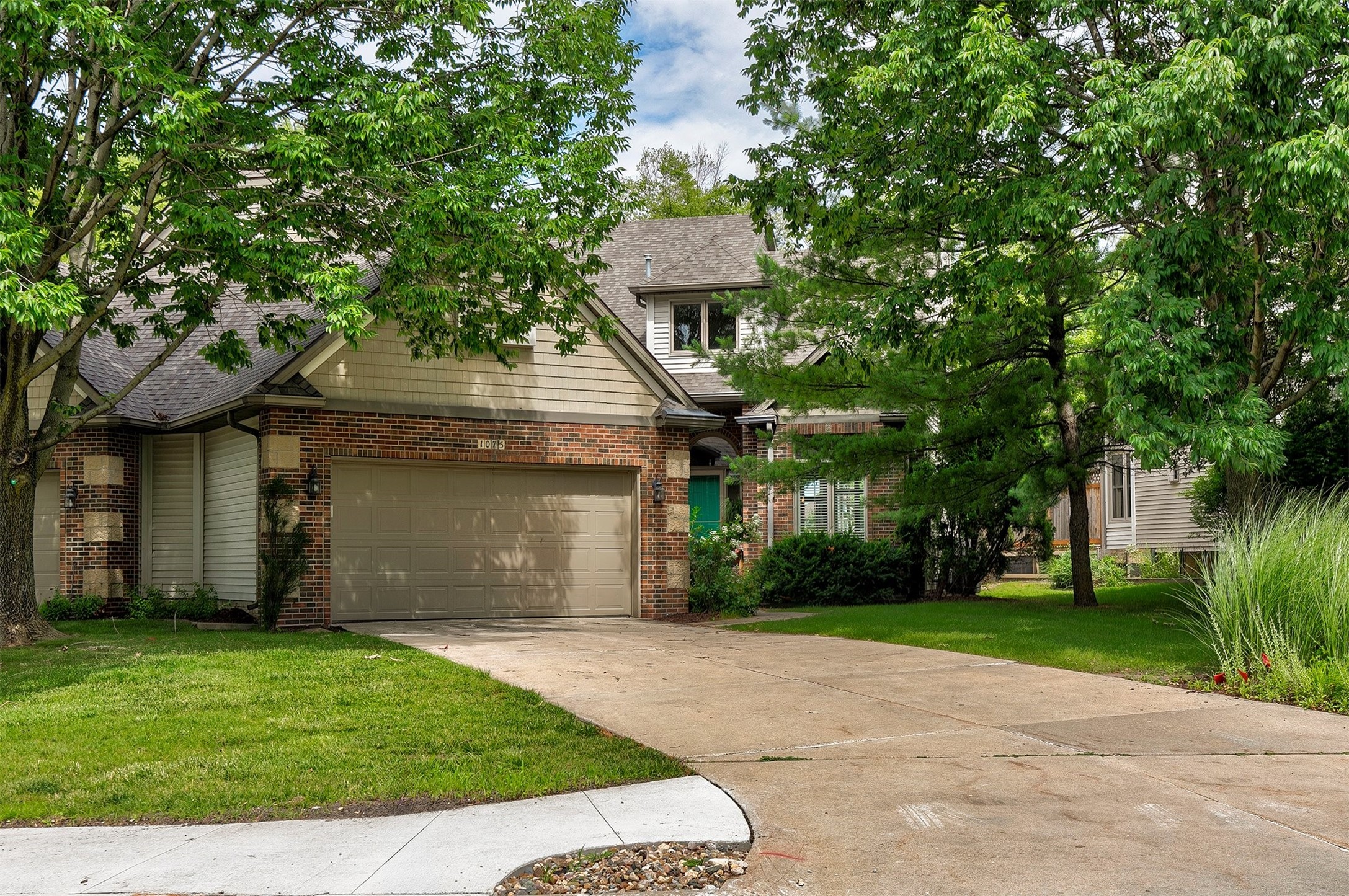 1075 Glen Oaks Drive Property Photo 1