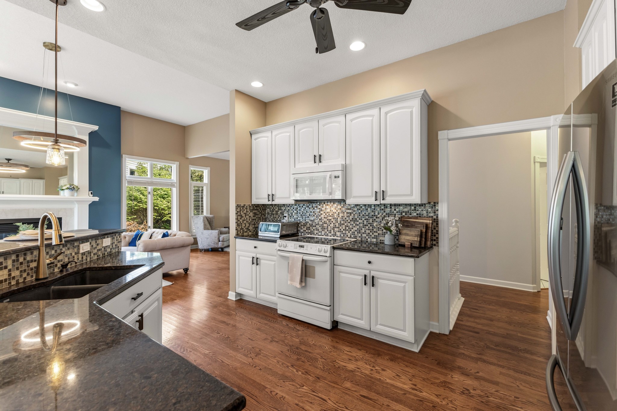 1075 Glen Oaks Drive Property Photo 8