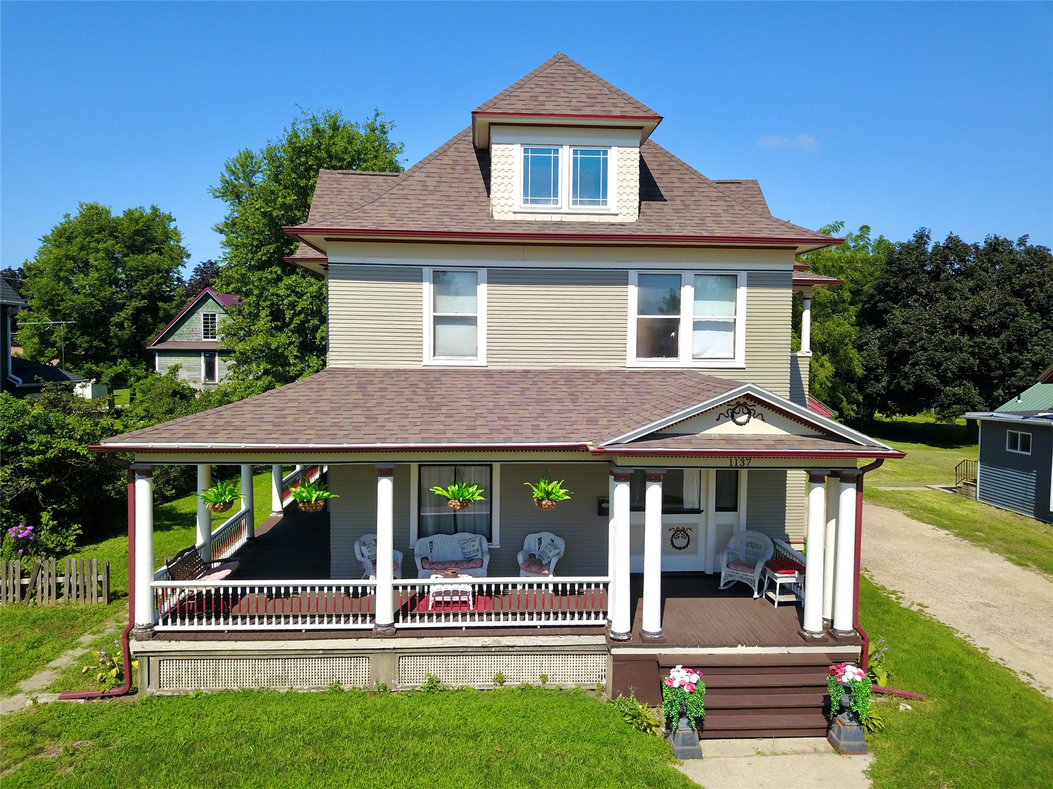 1137 West Street Property Photo 3