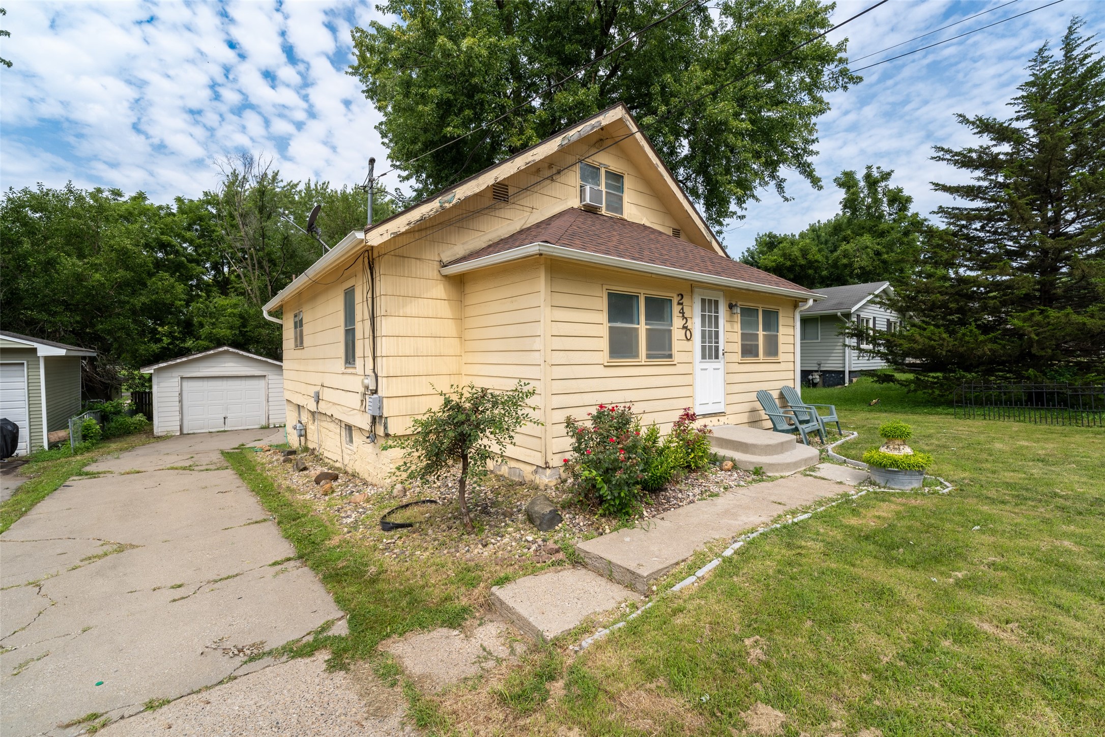 2420 E 37th Court Property Photo 4