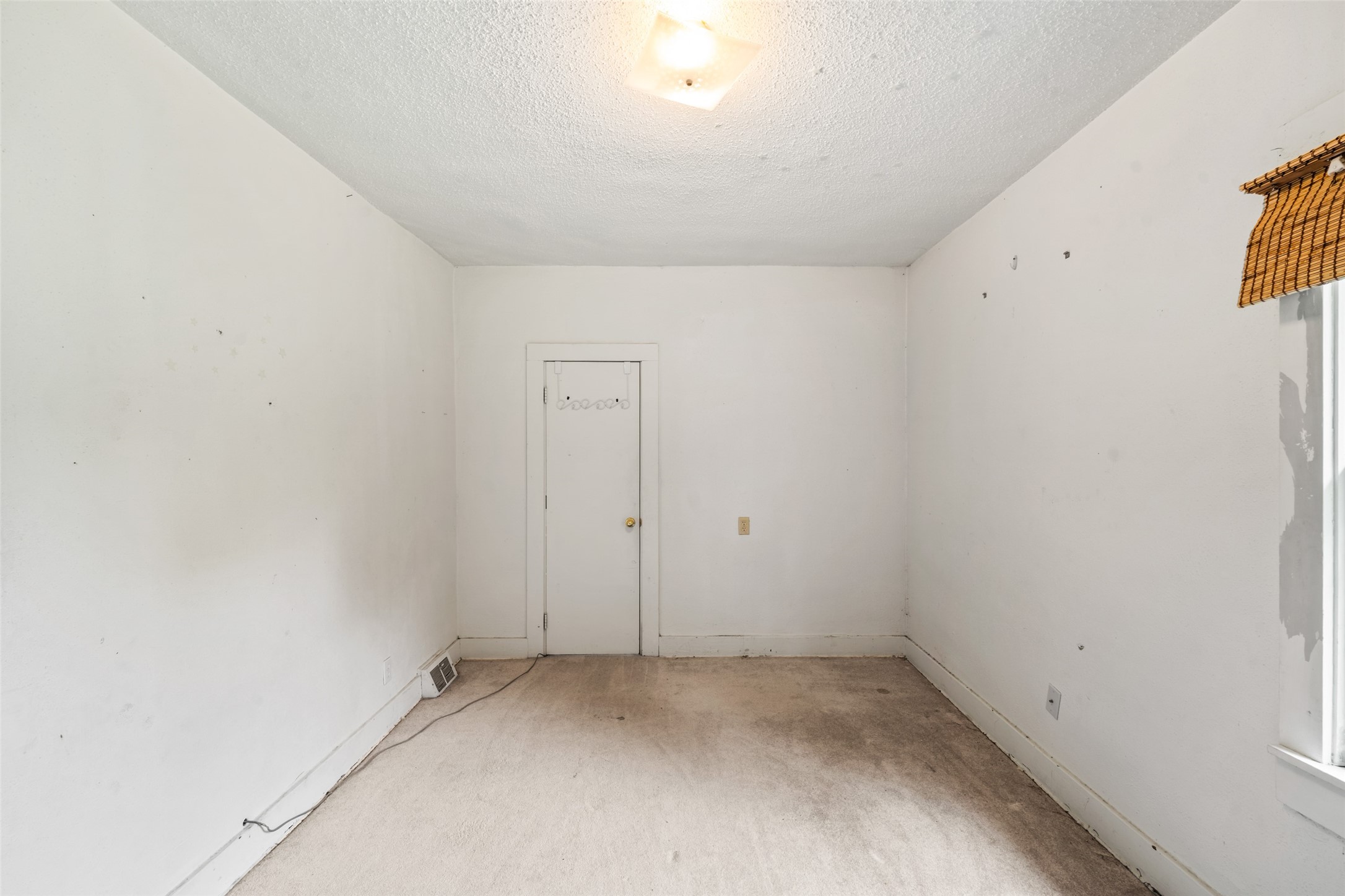 2420 E 37th Court Property Photo 14