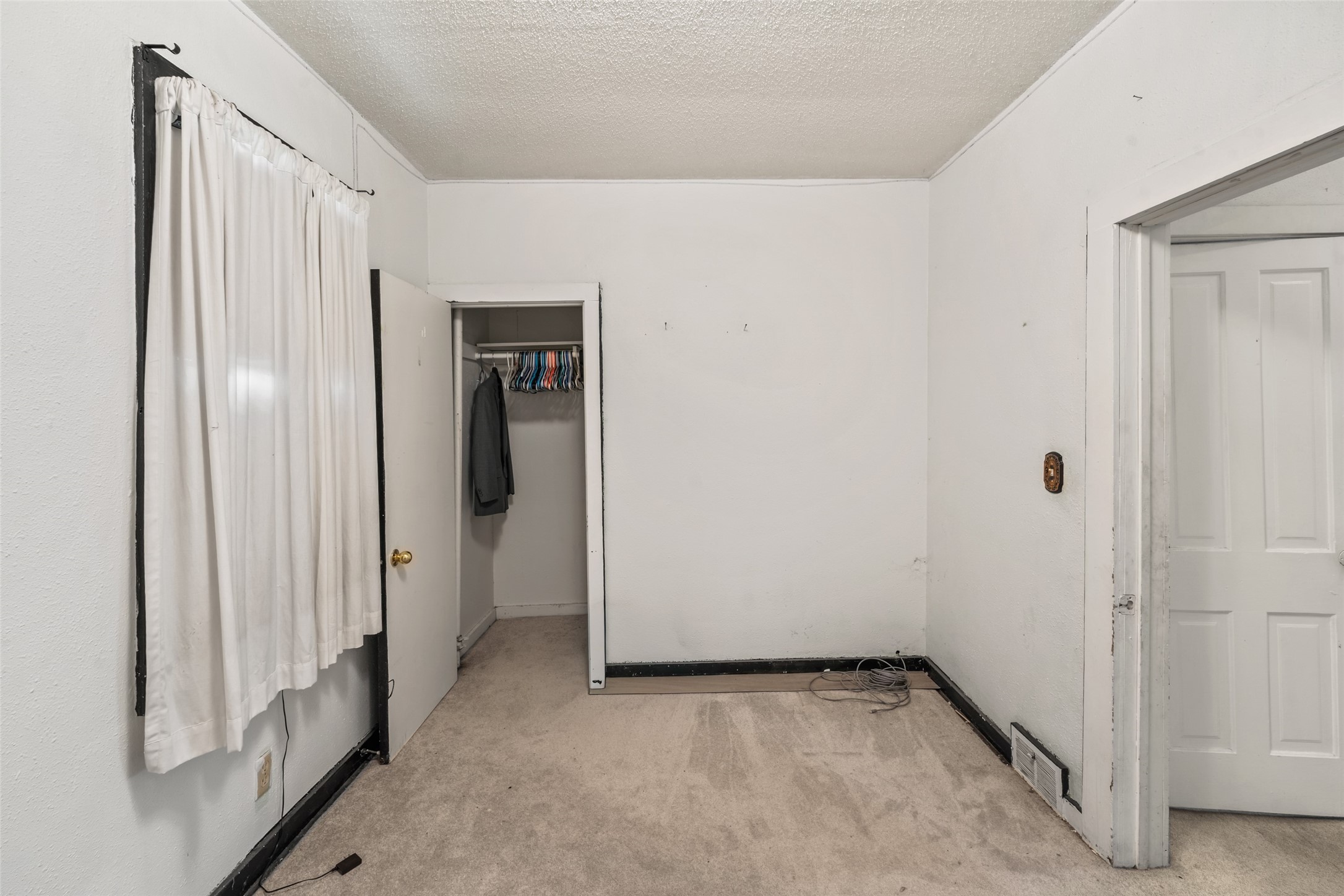 2420 E 37th Court Property Photo 17