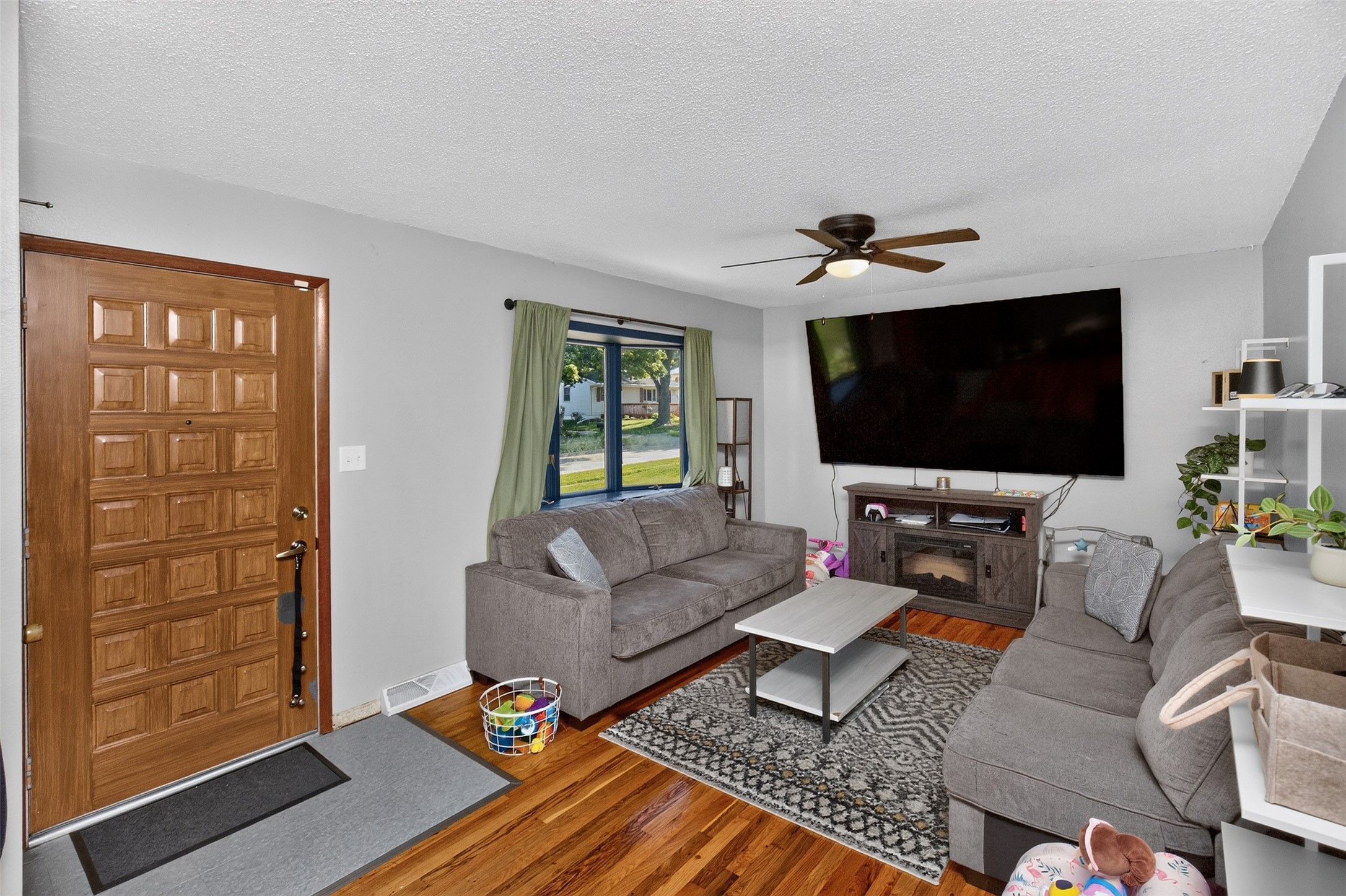 4133 E Madison Avenue Property Photo 4