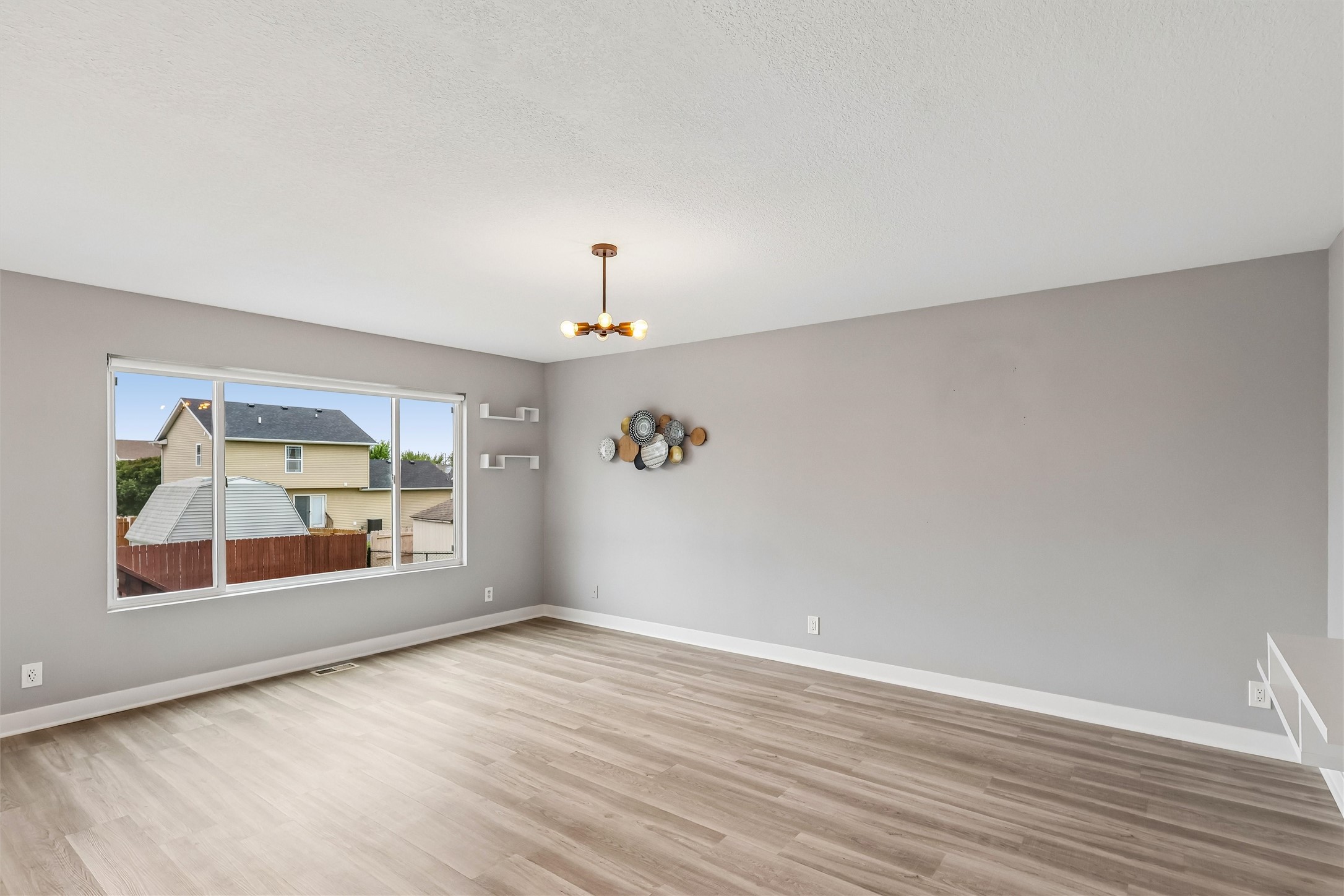 4704 Ne Hayes Drive Property Photo 2