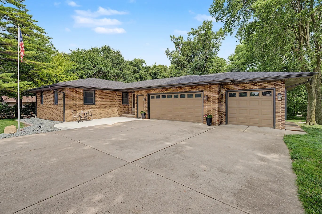 2349 Lake View Drive Property Photo 2