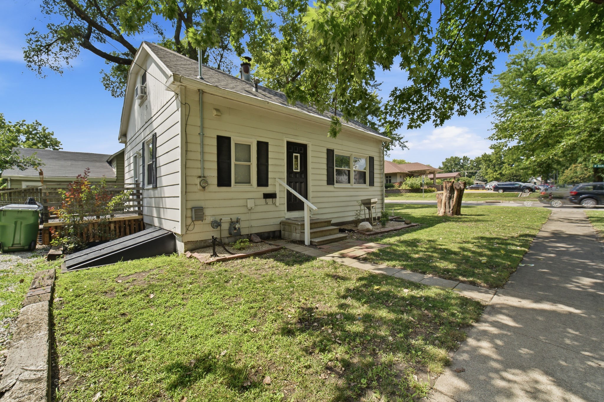 402 W Mamie Eisenhower Avenue Property Photo 3