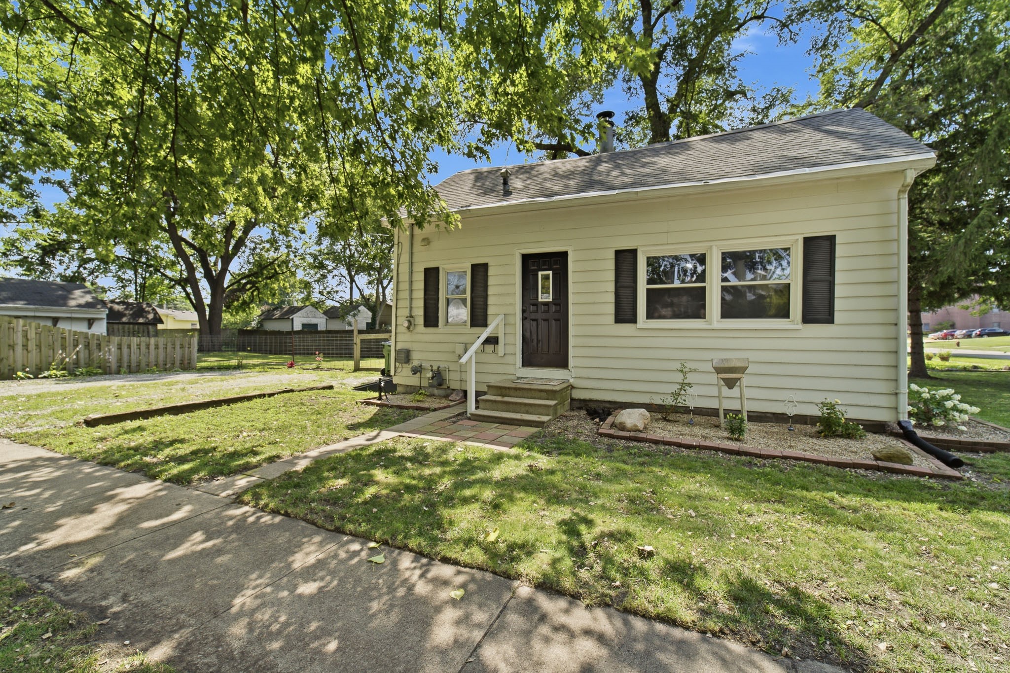 402 W Mamie Eisenhower Avenue Property Photo 4