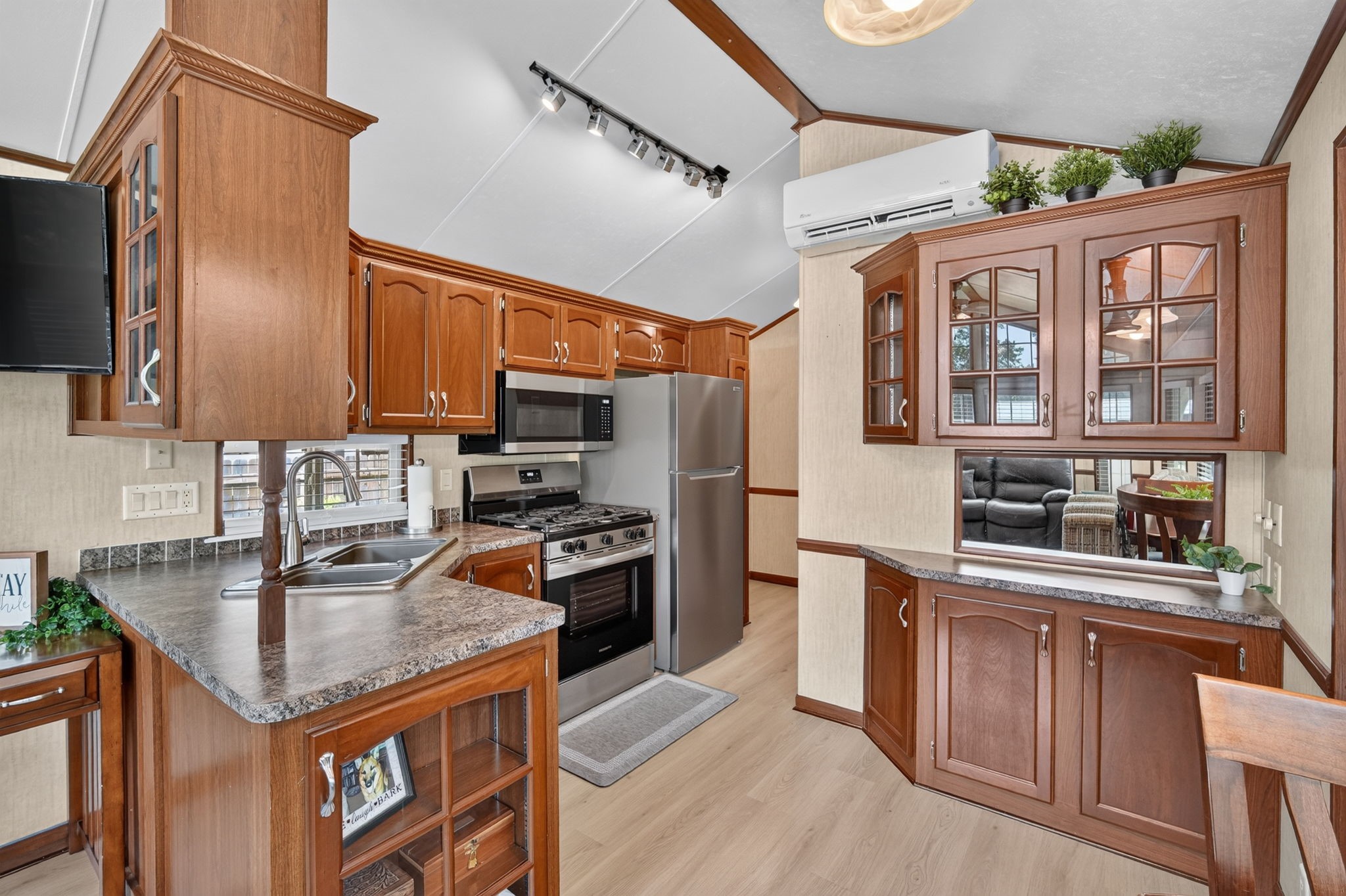 2518 Wagon Road Property Photo 8