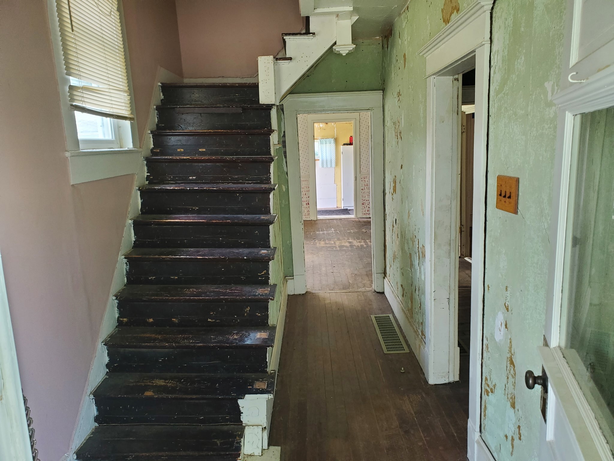 212 Dewey Street Property Photo 6