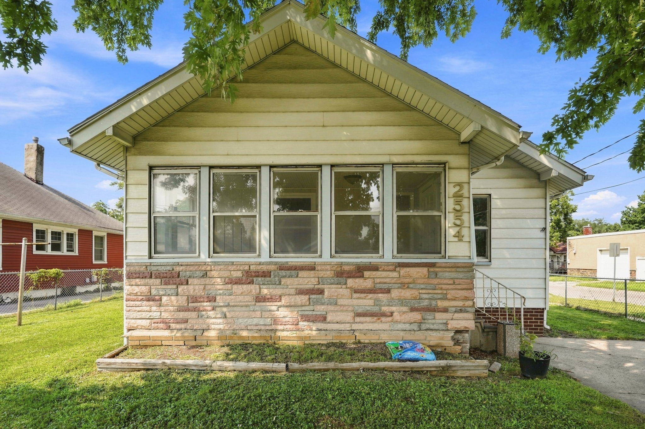 2554 E Grand Avenue Property Photo 1