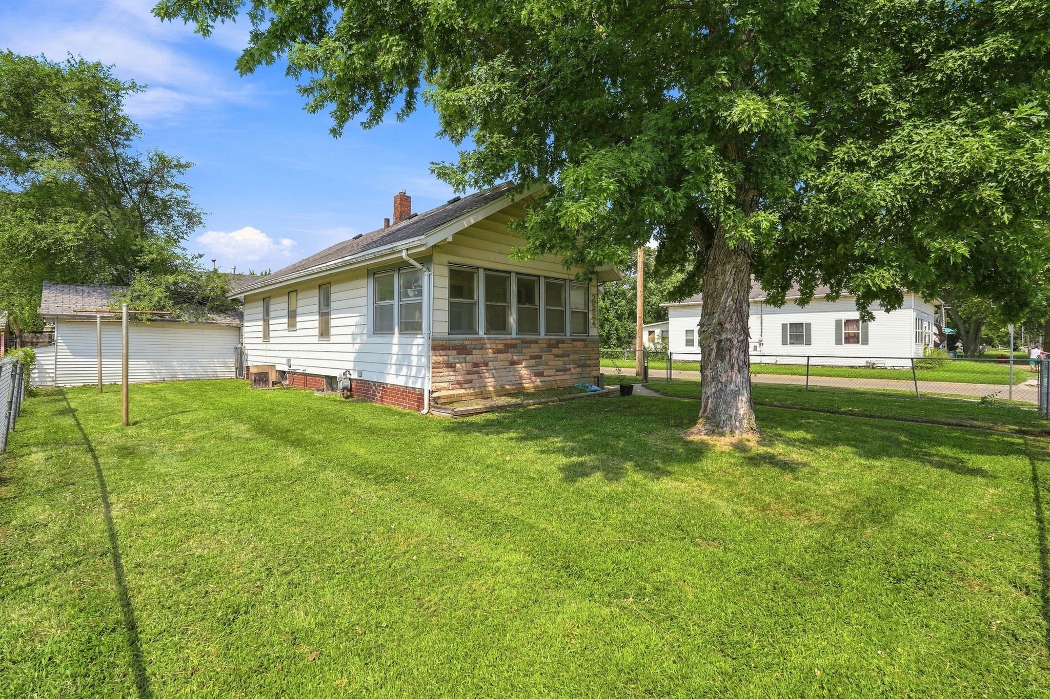2554 E Grand Avenue Property Photo 21