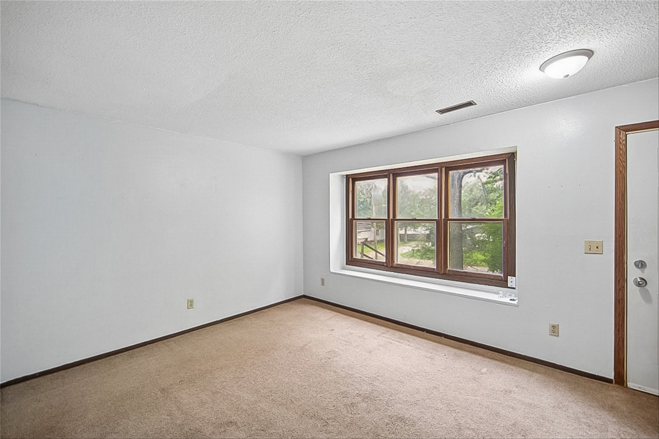 805 E Watrous Avenue Property Photo 3