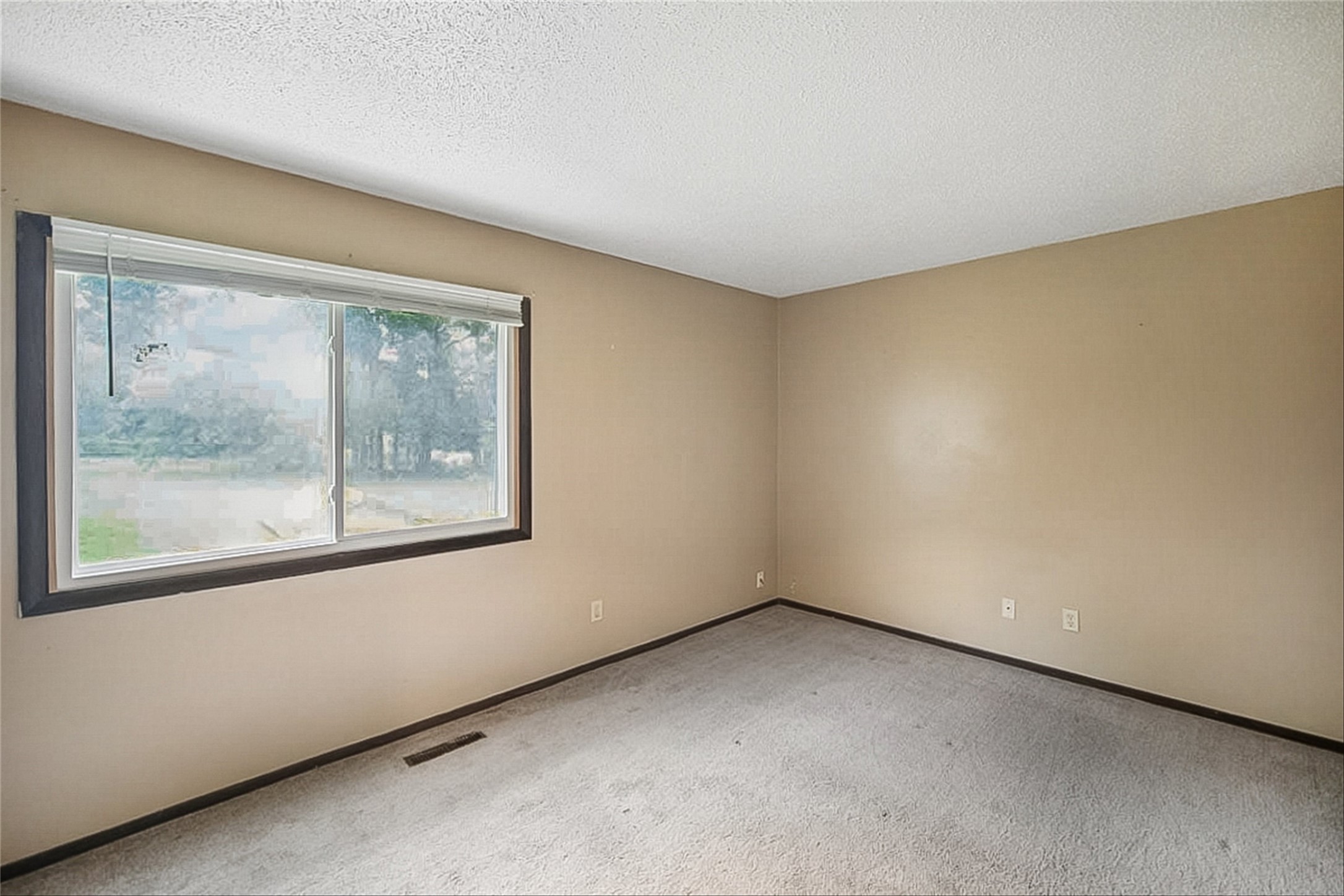 805 E Watrous Avenue Property Photo 8