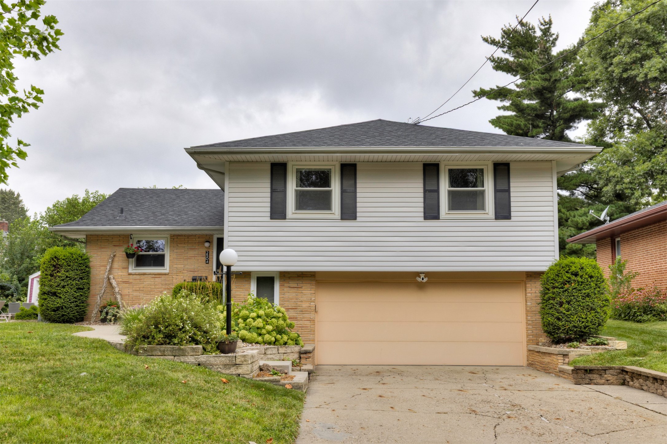 2504 48th Place Property Photo 2