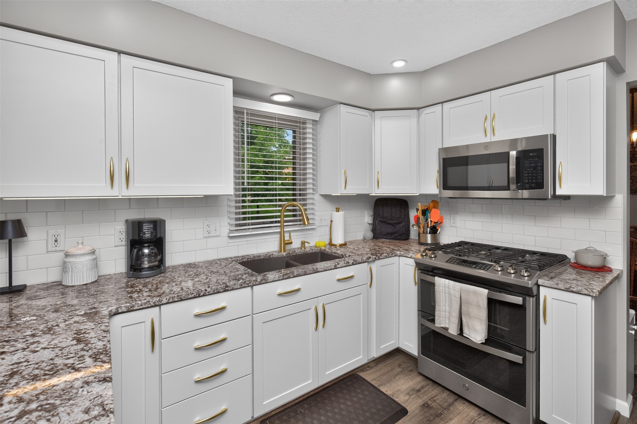 700 46th Place Property Photo 12