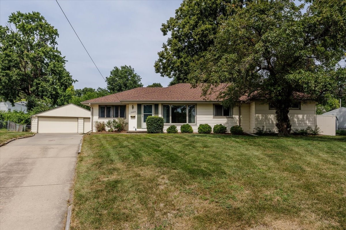 2223 Park Lane Property Photo 1