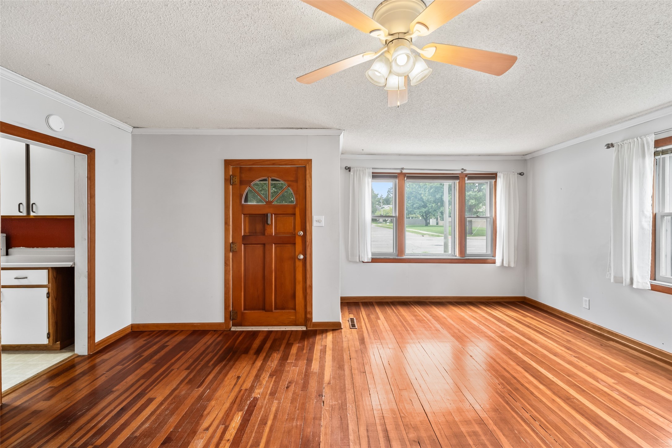 926 Duff Avenue Property Photo 6