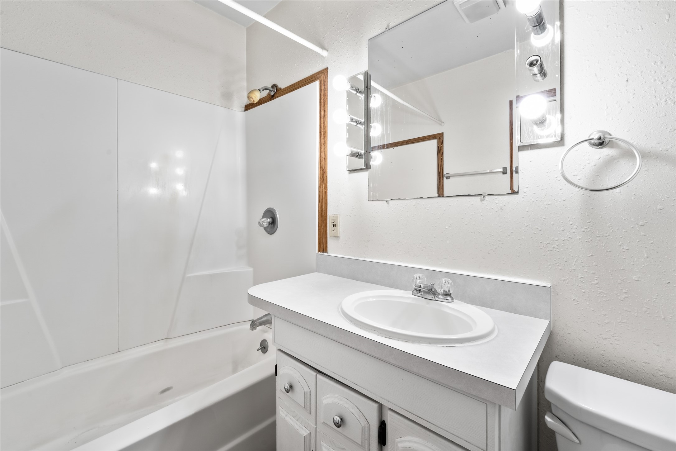 926 Duff Avenue Property Photo 8