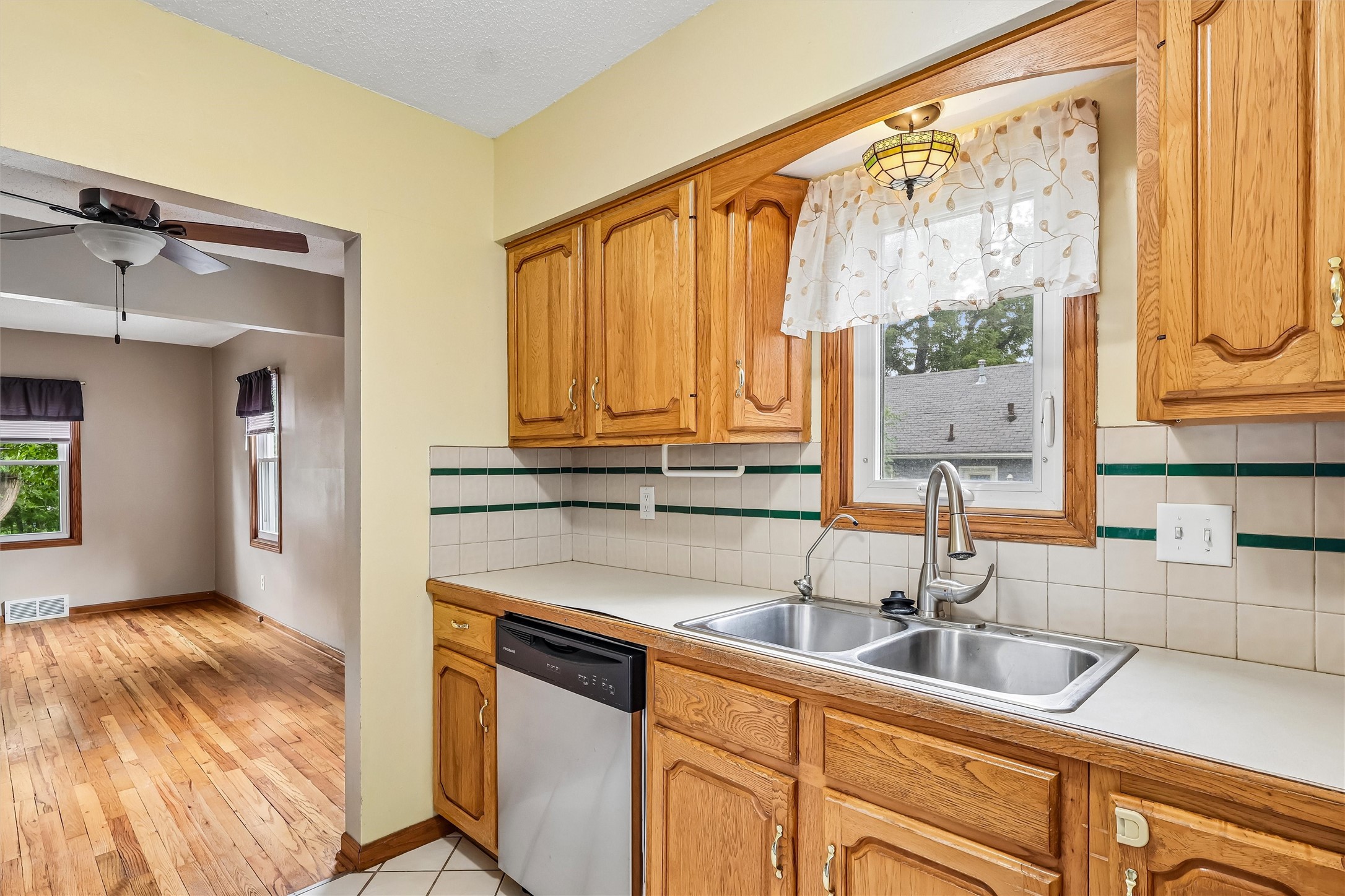 1112 Lewis Avenue Property Photo 5