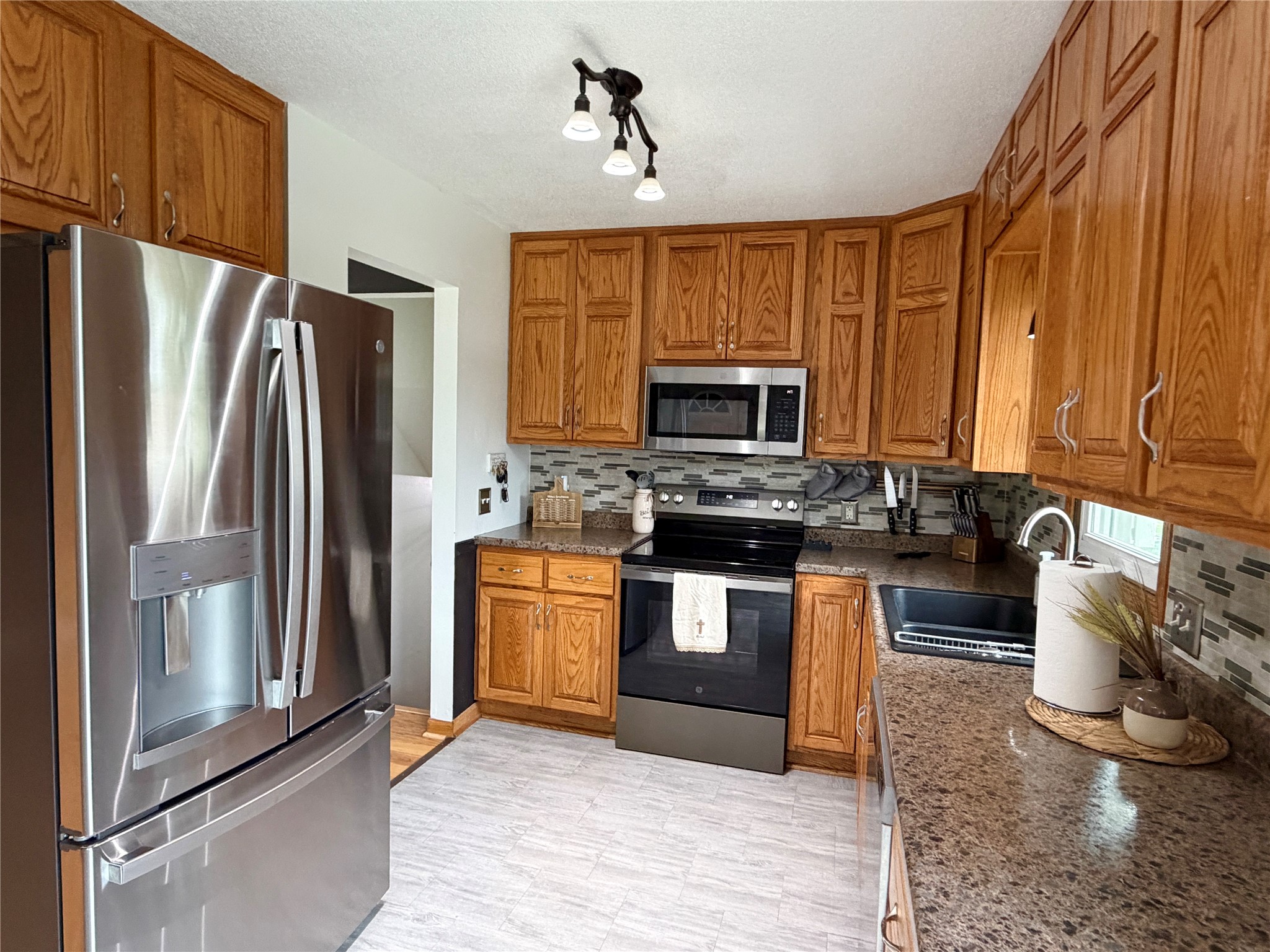 2421 N 2nd Avenue E Property Photo 5