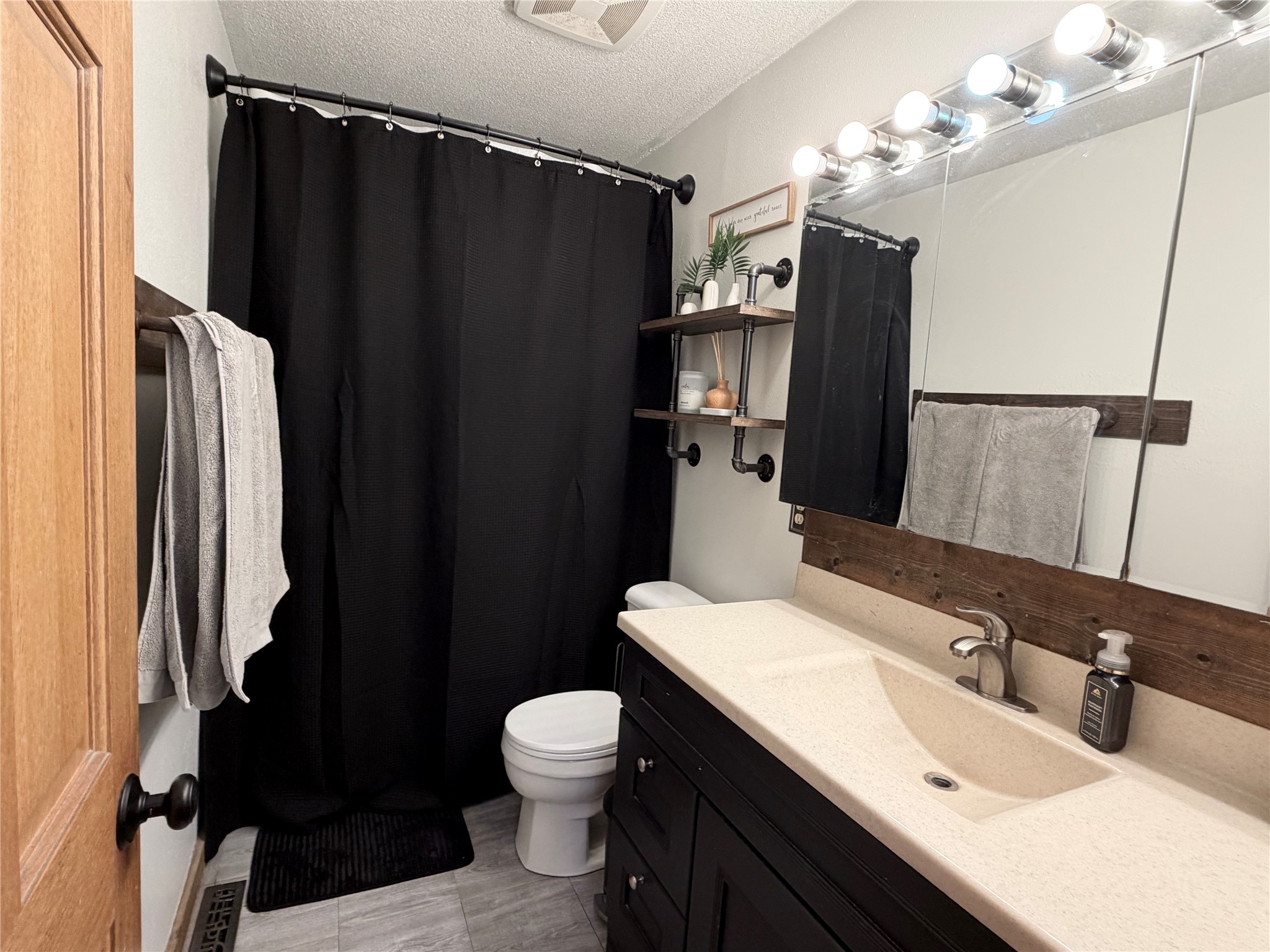 2421 N 2nd Avenue E Property Photo 10