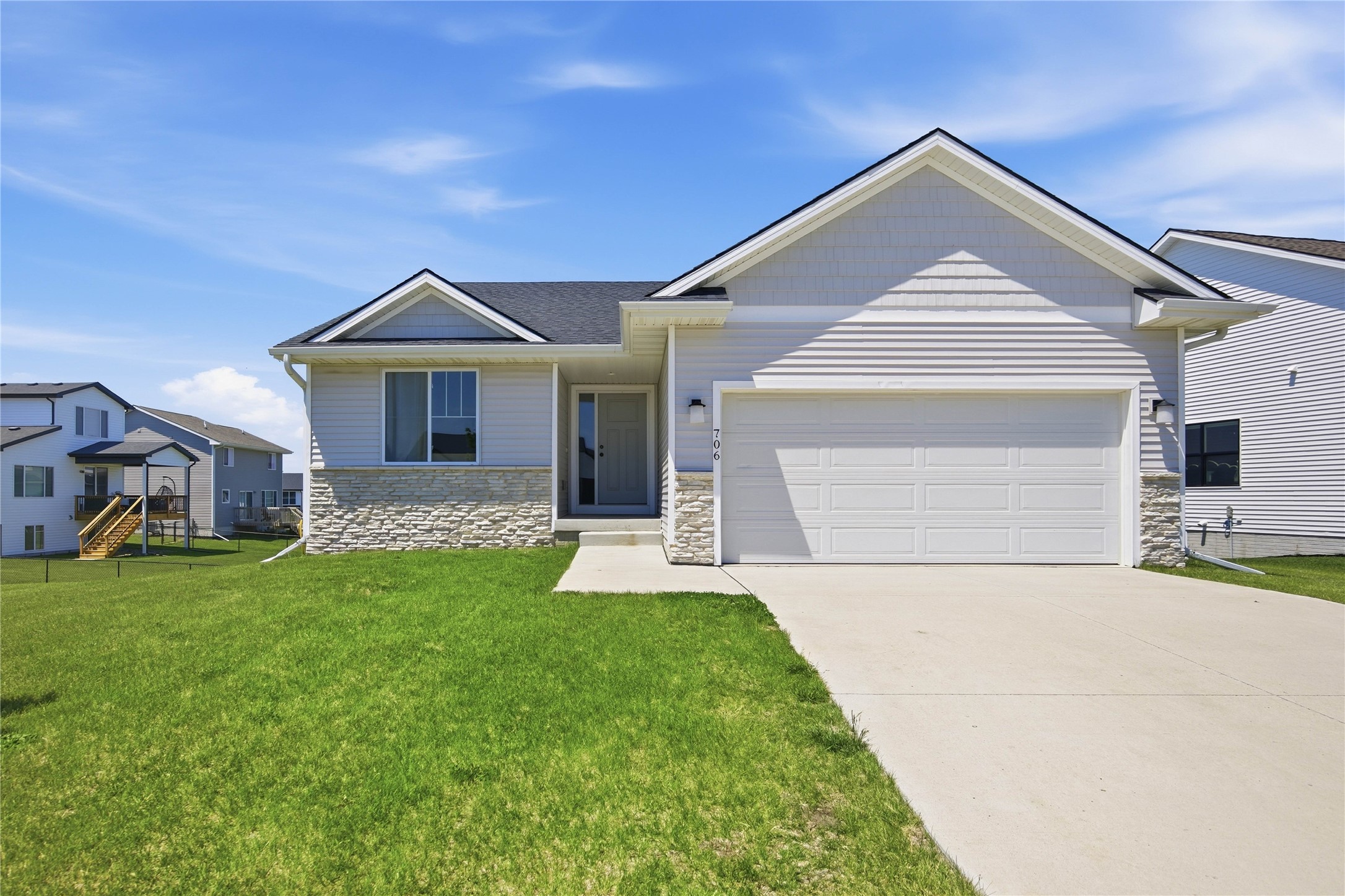 706 NE Country Meadow Drive Property Photo 1