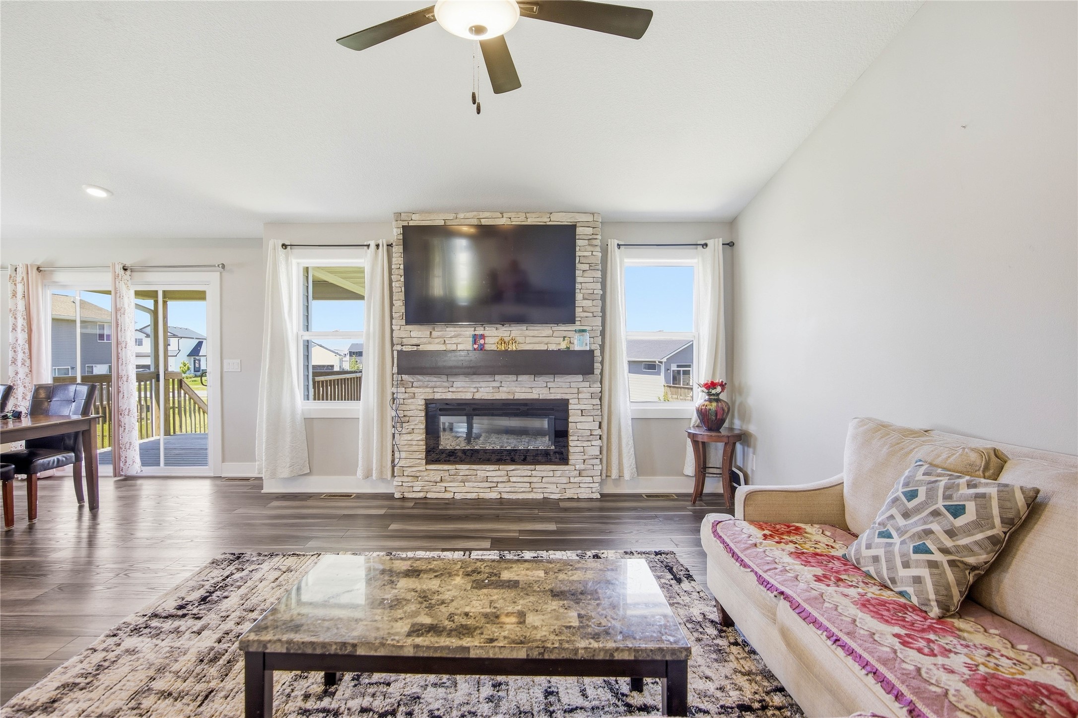 706 Ne Country Meadow Drive Property Photo 4