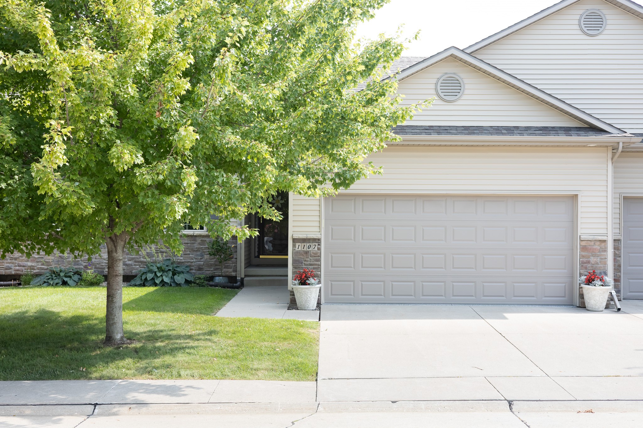 1107 NE Ford Lane Property Photo 1
