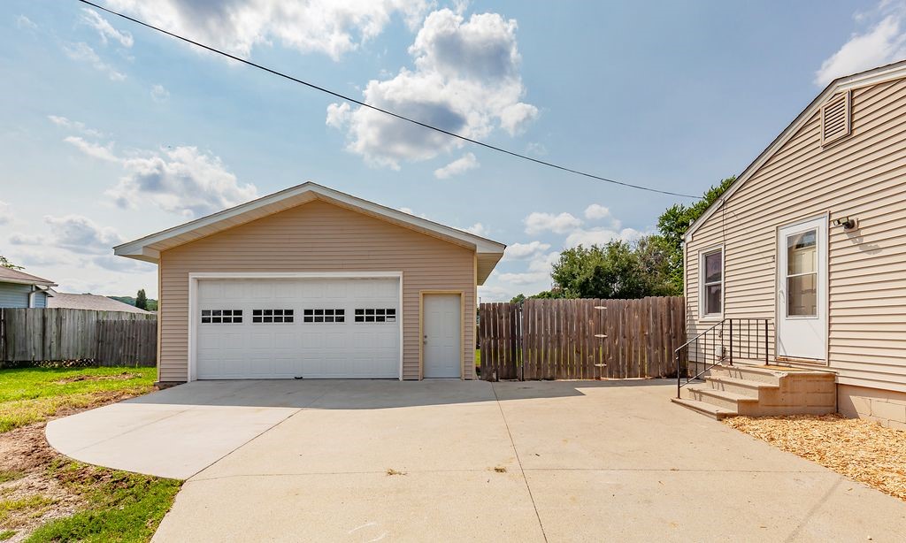 2020 E 40th Street Property Photo 3