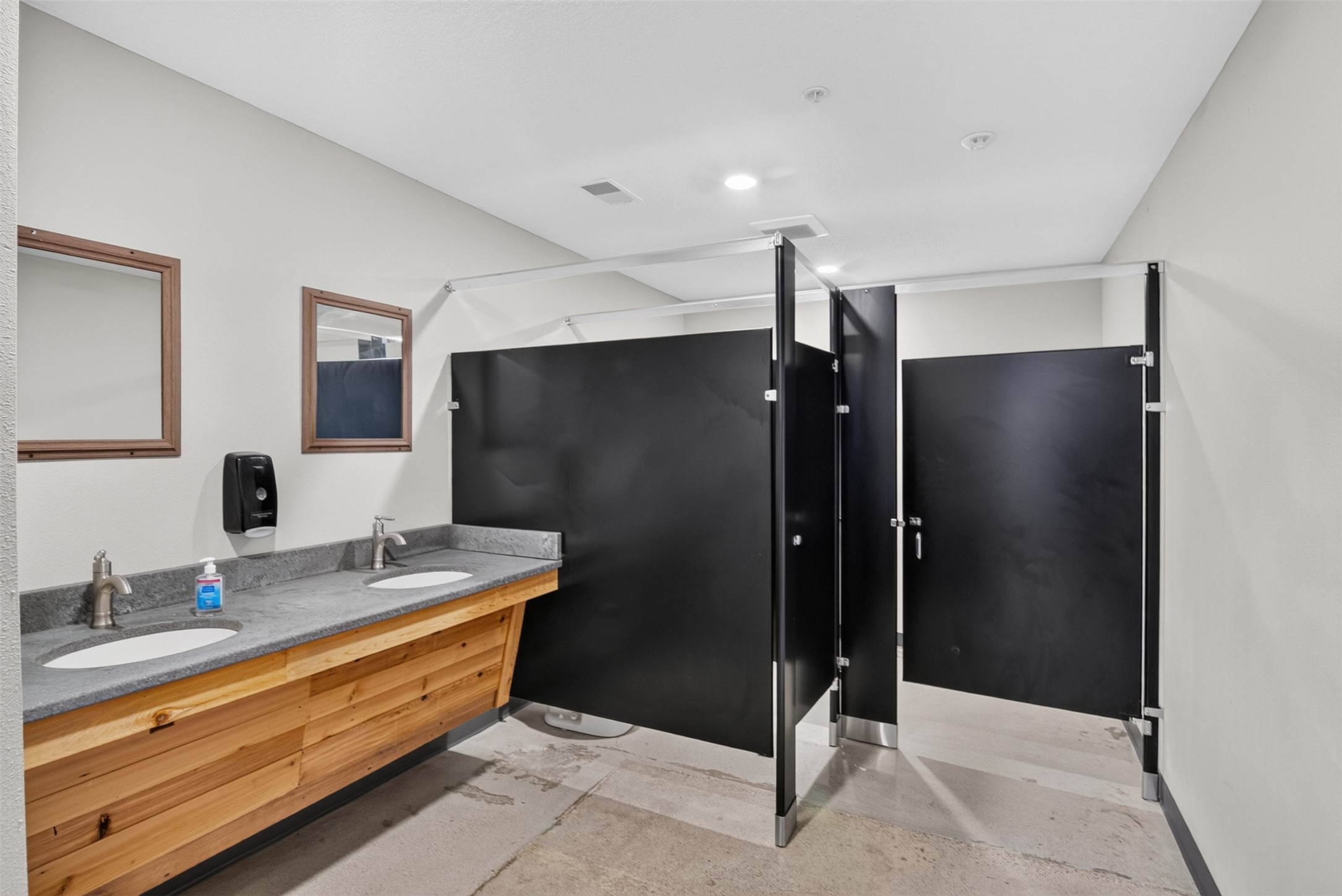 2401 Hickman Road Property Photo 14