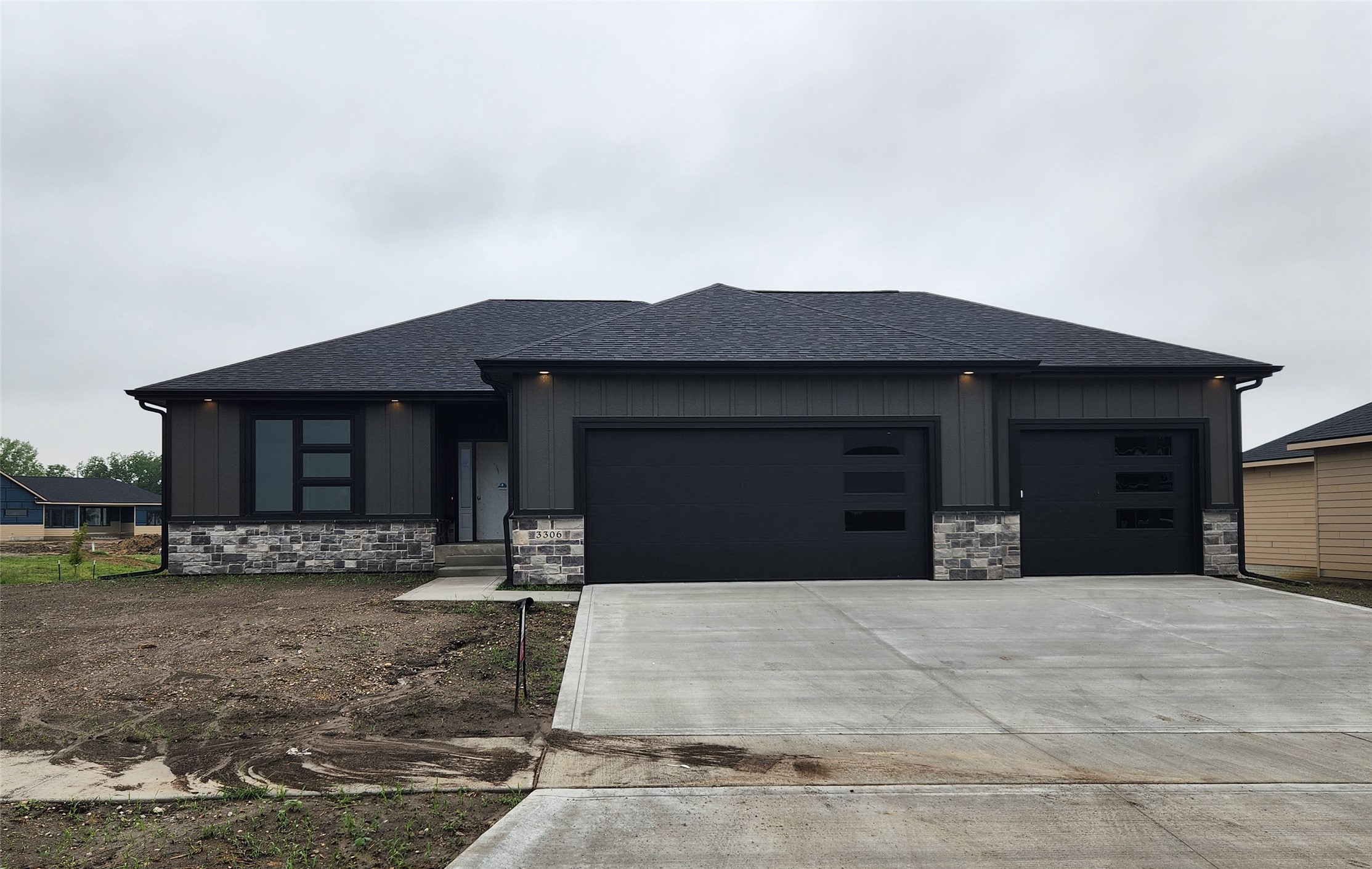 3306 SE Bannister Drive Property Photo 1