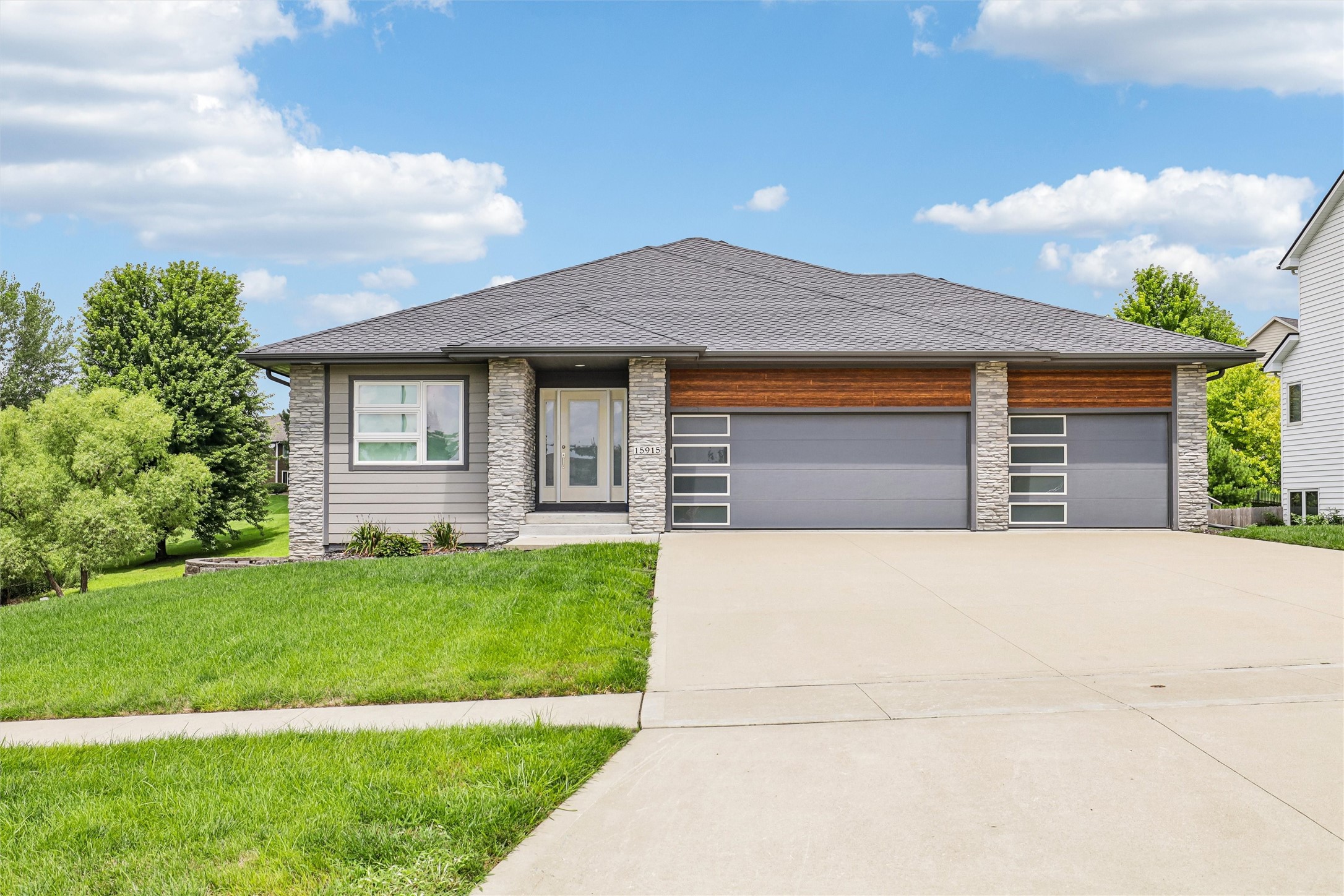 15915 Aurora Avenue Property Photo 1